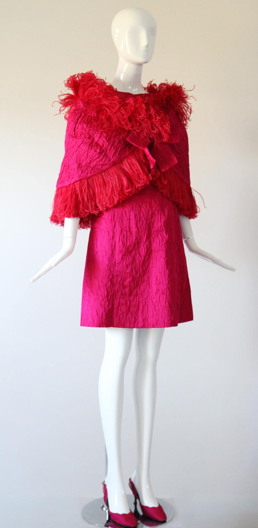 Vestido vintage de seda rosa de los años 60 y capa a juego de plumas de avestruz UK 12 US 8 en Bueno estado para la venta en Cheltenham, GB