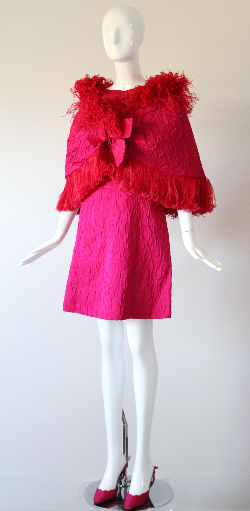 Vestido vintage de seda rosa de los años 60 y capa a juego de plumas de avestruz UK 12 US 8 en venta 1