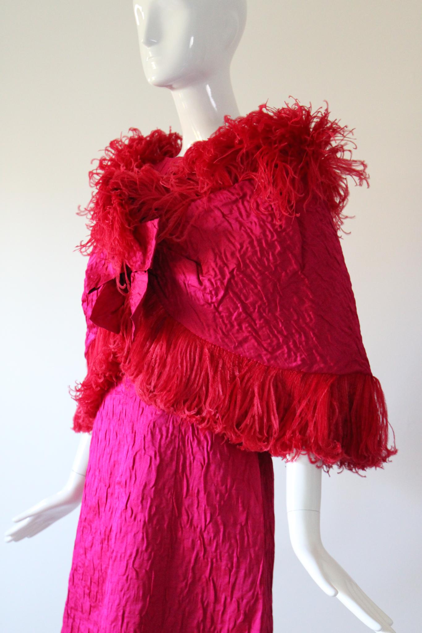 Vestido vintage de seda rosa de los años 60 y capa a juego de plumas de avestruz UK 12 US 8 en venta 2