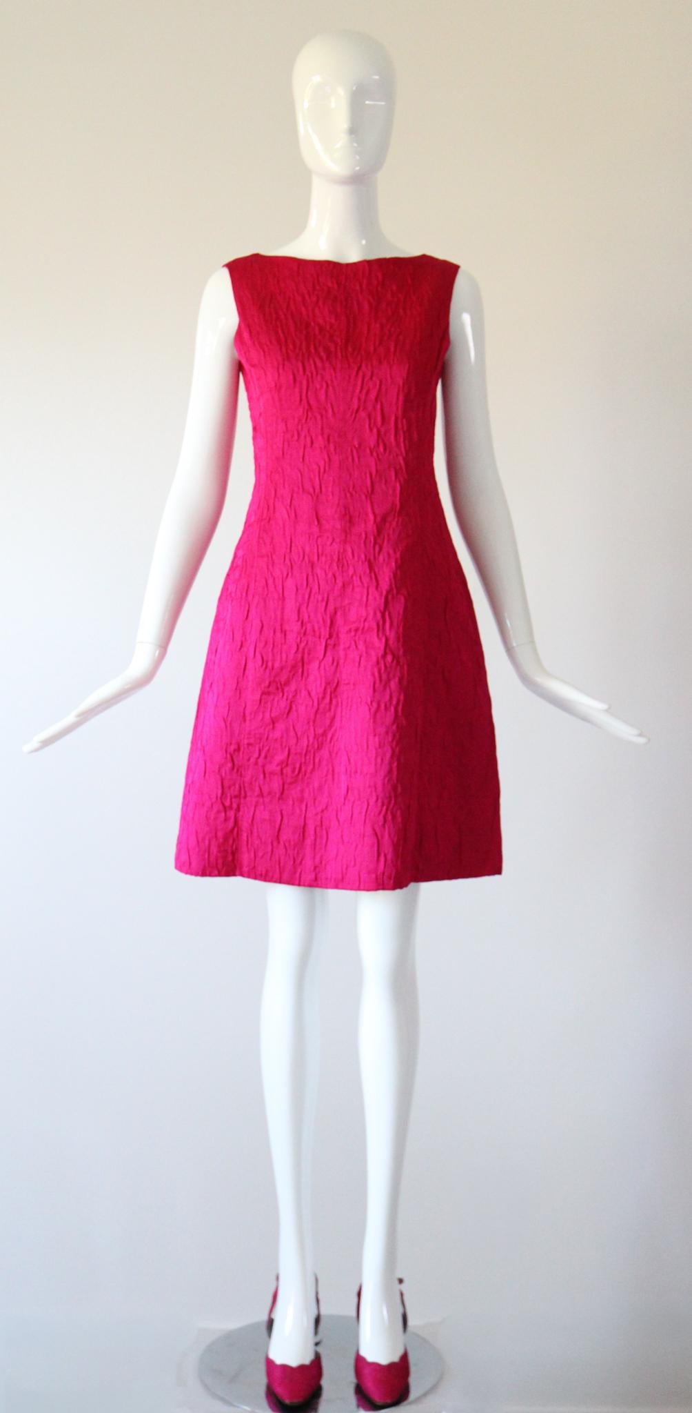Vestido vintage de seda rosa de los años 60 y capa a juego de plumas de avestruz UK 12 US 8 en venta 3