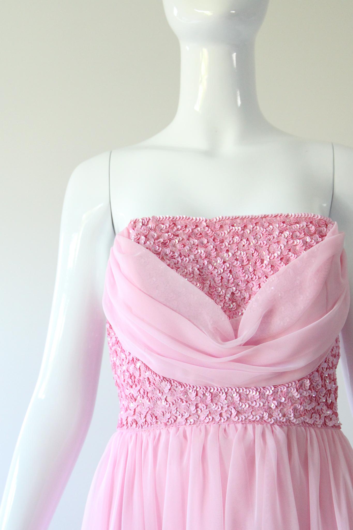 Vintage 1960's Rosa trägerloses Abendkleid Rosa Chiffon Mike Benet UK 8 US 4 (Pink) im Angebot