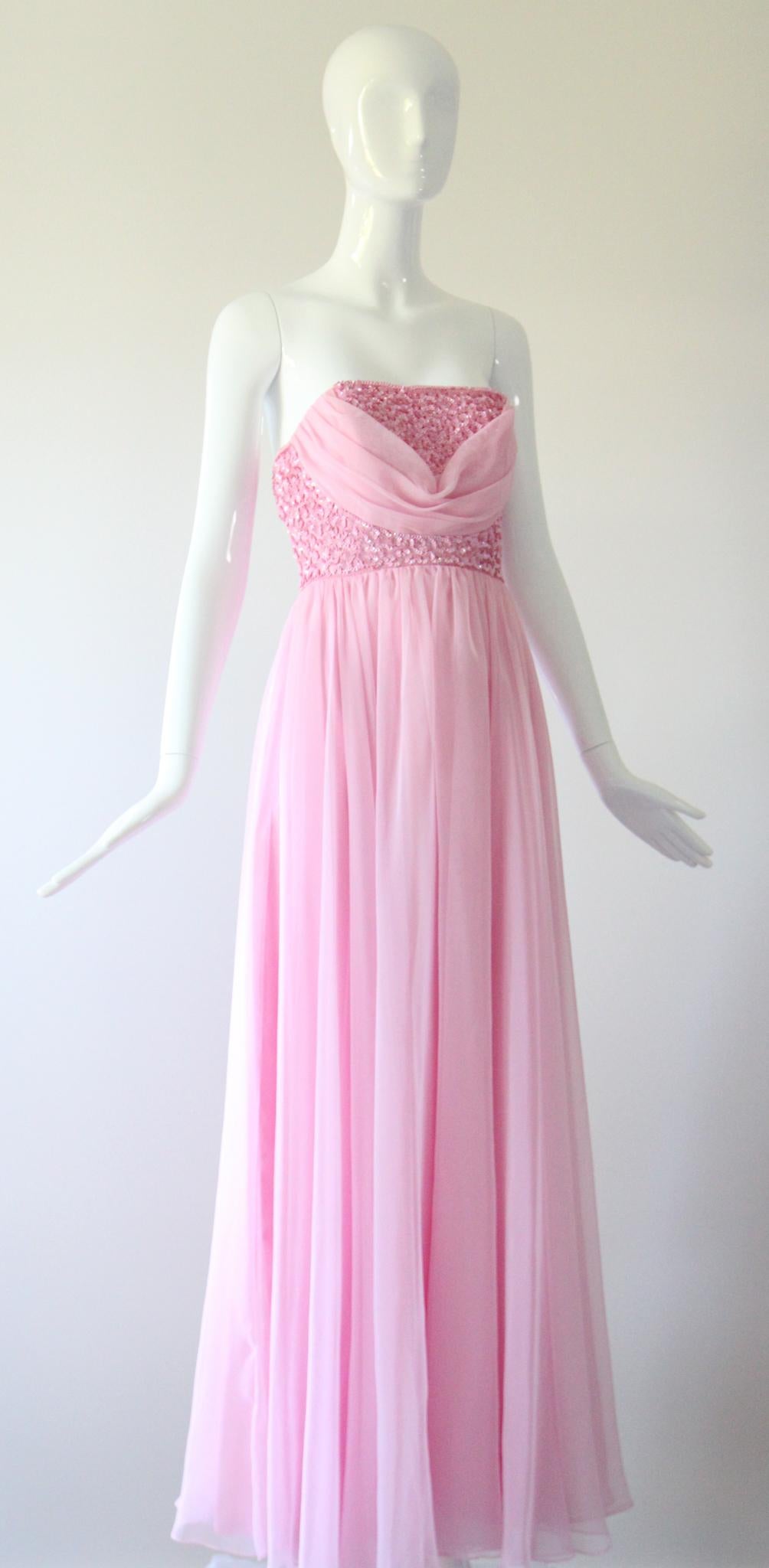 Vintage 1960's Rosa trägerloses Abendkleid Rosa Chiffon Mike Benet UK 8 US 4 Damen im Angebot