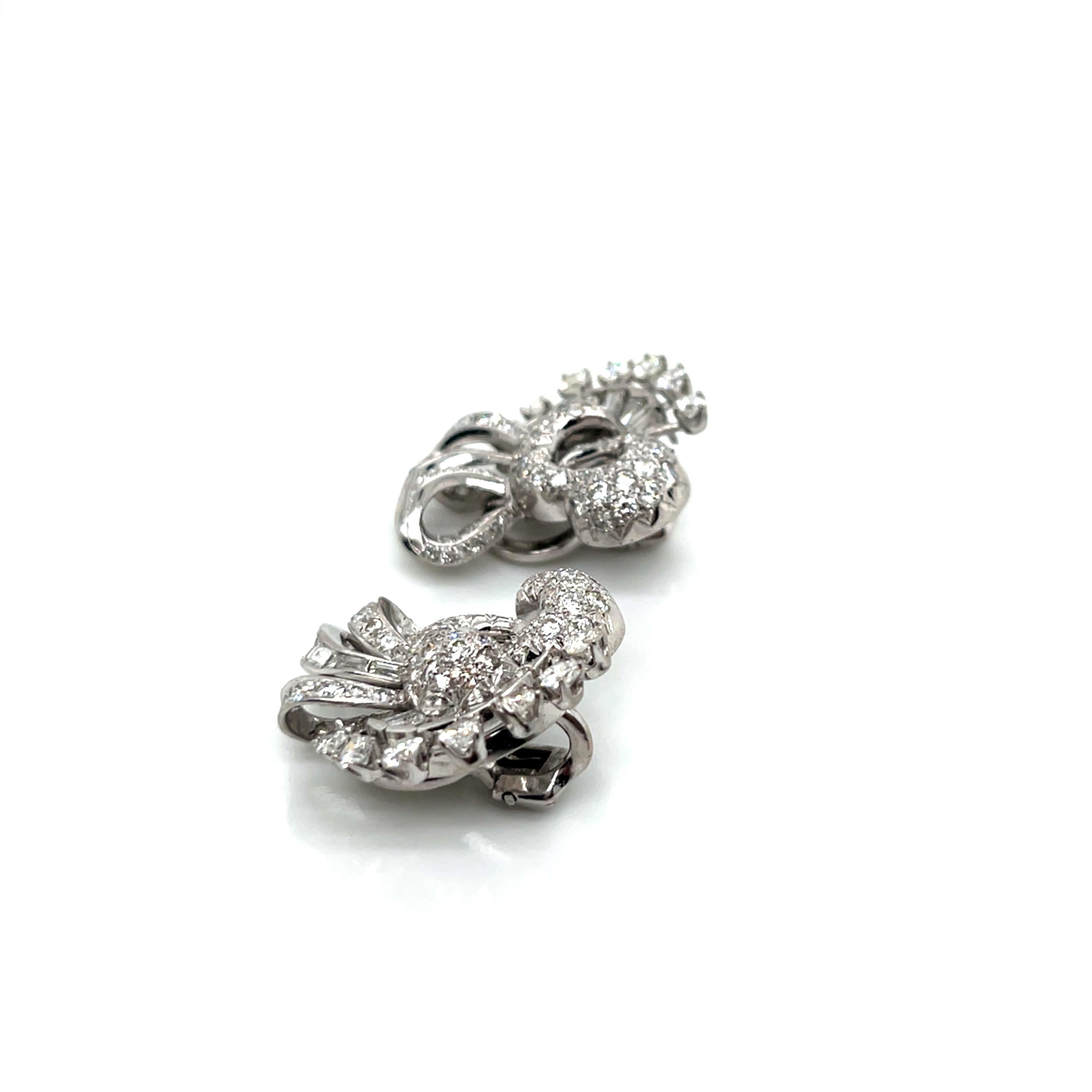 Vintage 1960's Platinum and Diamond Clip Earrings 4.50ct Corte redondo en venta