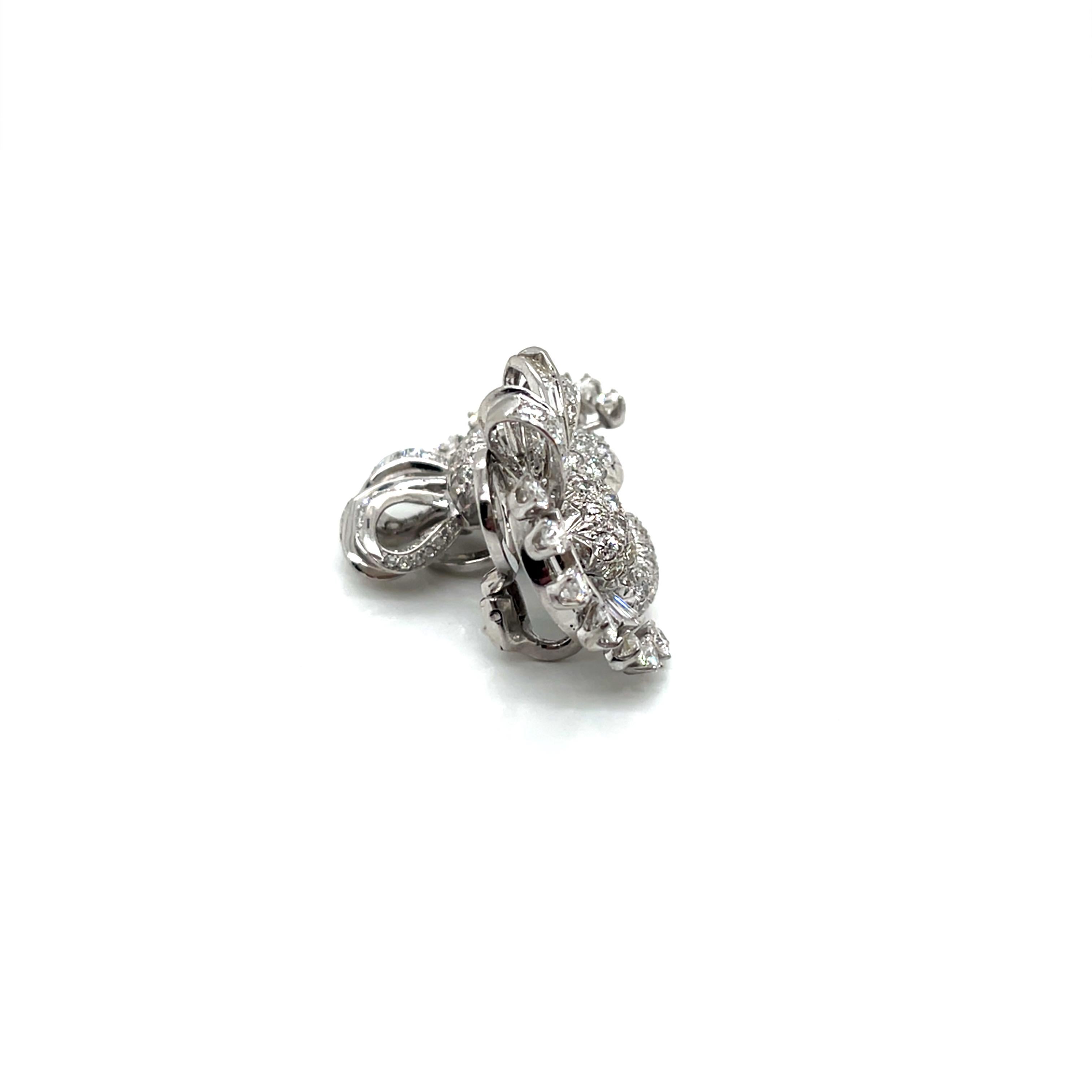 Vintage 1960's Platinum and Diamond Clip Earrings 4.50ct en Excelente estado para la venta en Boston, MA