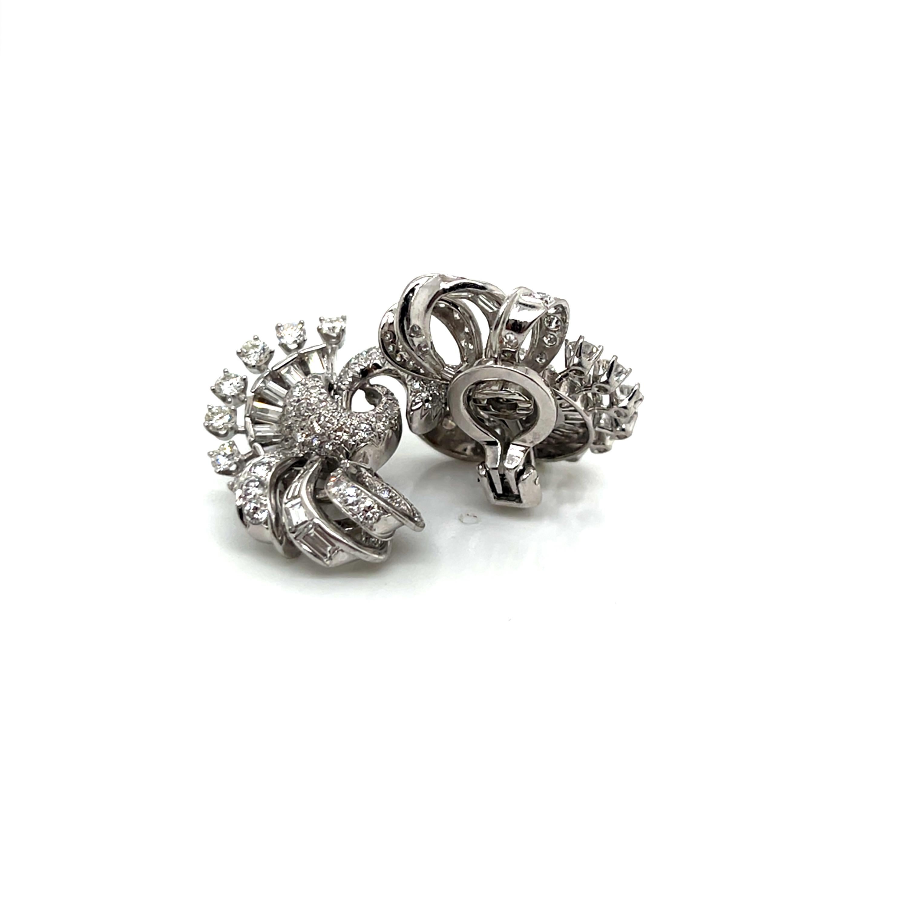 De las mujeres Vintage 1960's Platinum and Diamond Clip Earrings 4.50ct en venta