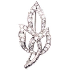 Spilla a forma di foglia di diamante in platino vintage degli anni '60