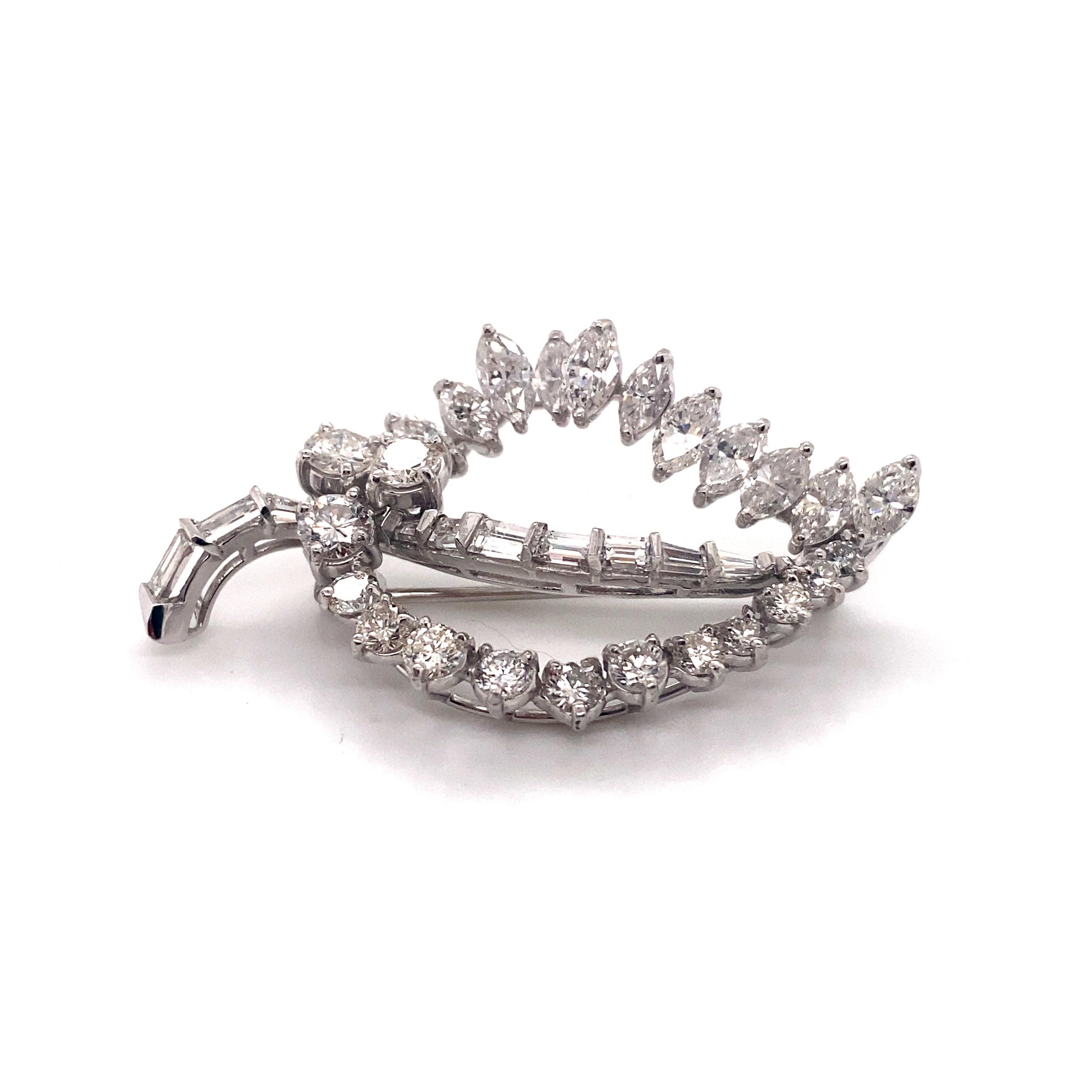 Vintage 1960's Platinum Marquise Runde und Baguette Diamond Leaf Pin - Der Pin enthält 11 marquise Diamanten, die etwa 2,00ct Gesamtgewicht wiegen. Es gibt 14 runde Brillanten mit einem Gesamtgewicht von ca. 1,80ct. Der Schaft besteht aus 10