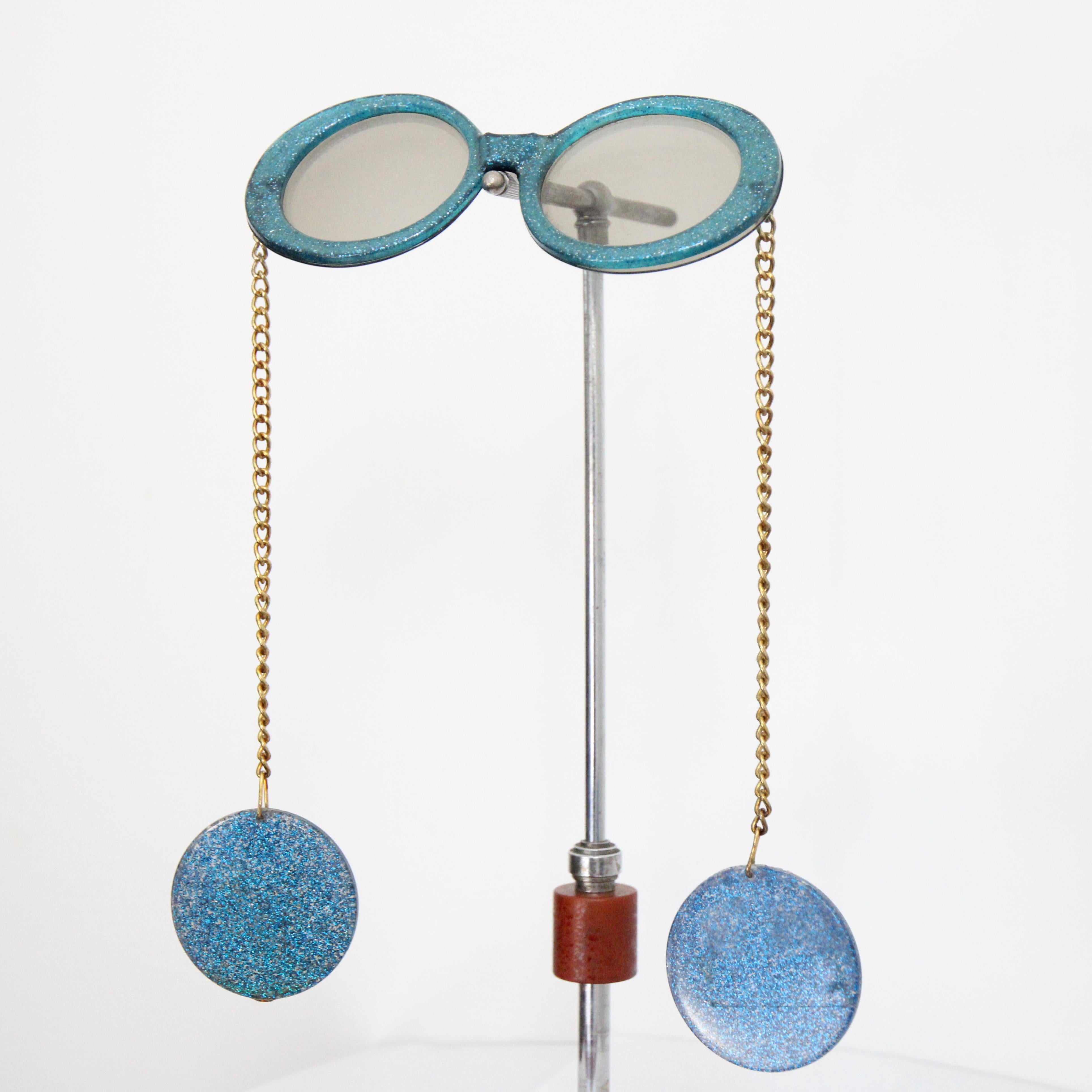 Gris Vintage 1960's Pop Art Chain Sunglasses Mod Electric Blue Glitter Sunglasses en vente