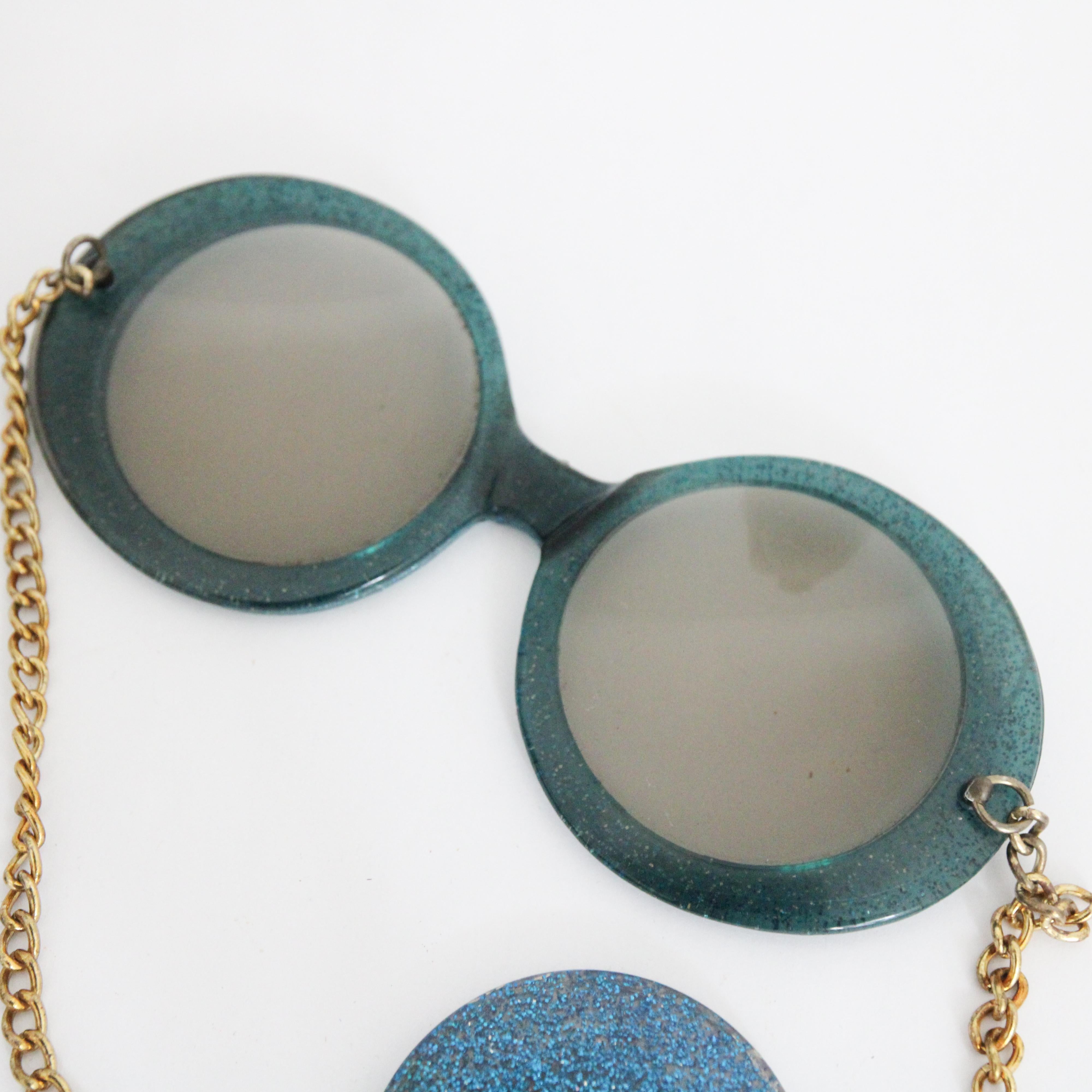 Vintage 1960's Pop Art Chain Sunglasses Mod Electric Blue Glitter Sunglasses Bon état - En vente à Cheltenham, GB