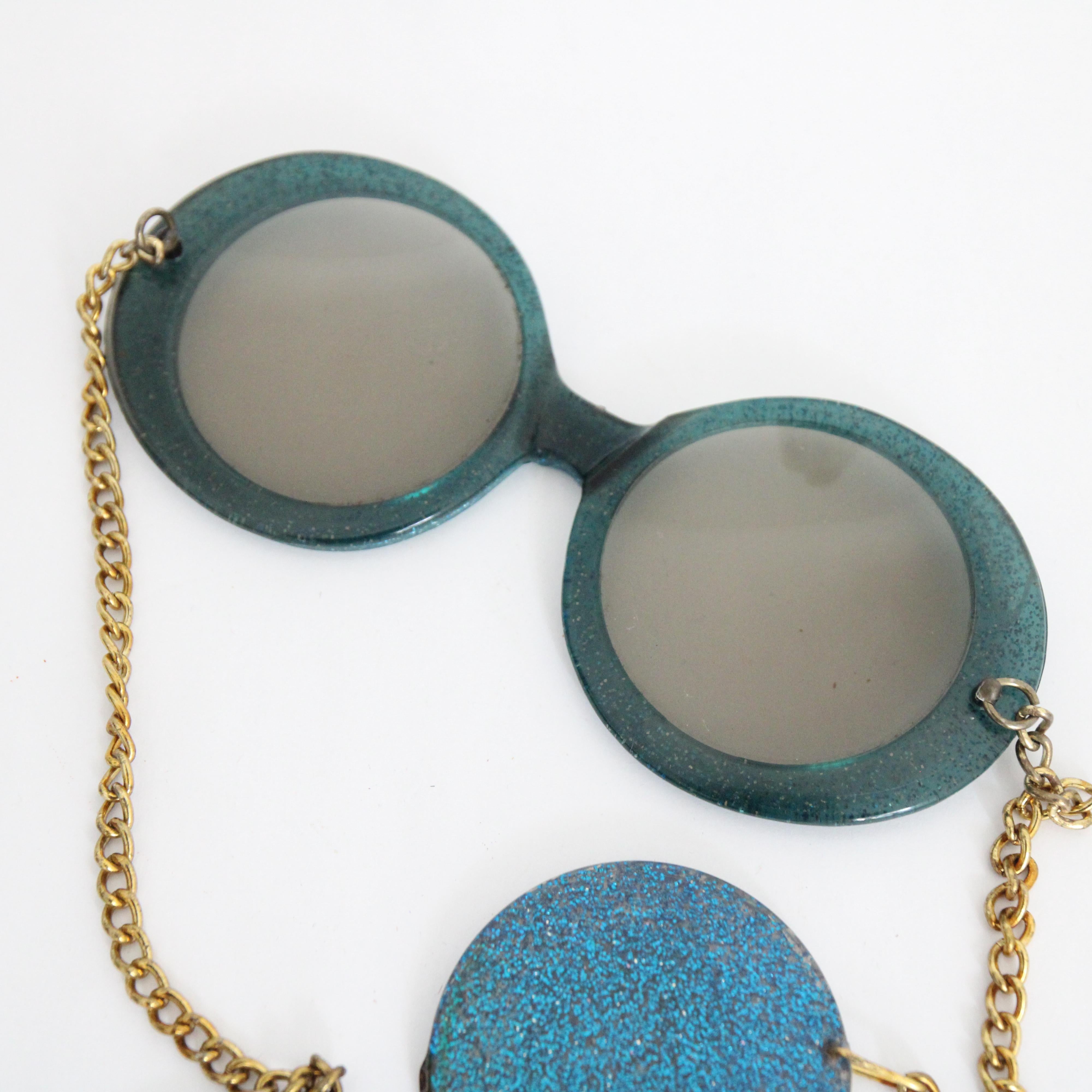 Vintage 1960's Pop Art Chain Sunglasses Mod Electric Blue Glitter Sunglasses Unisexe en vente