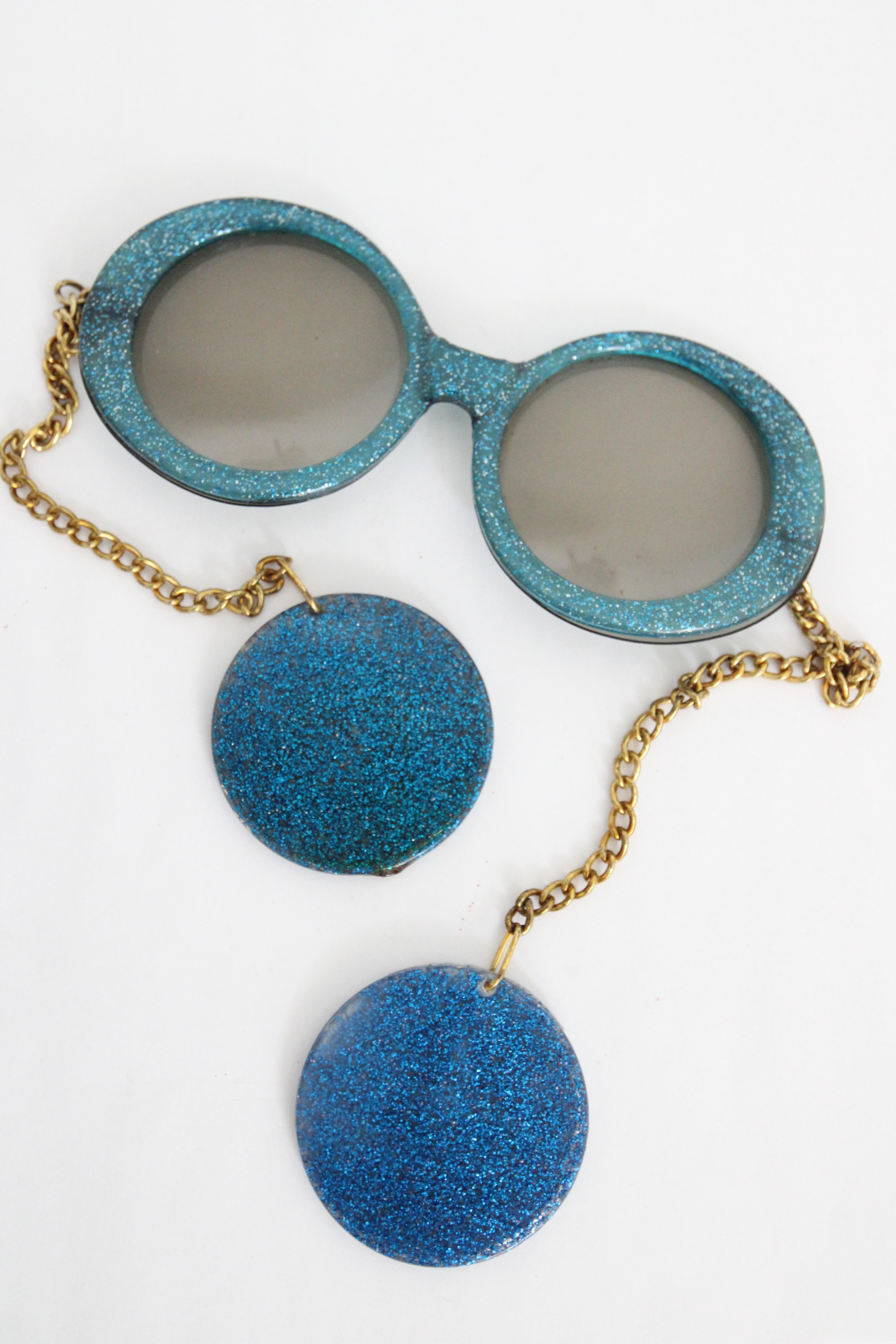 Vintage 1960's Pop Art Chain Sunglasses Mod Electric Blue Glitter Sunglasses en vente 1
