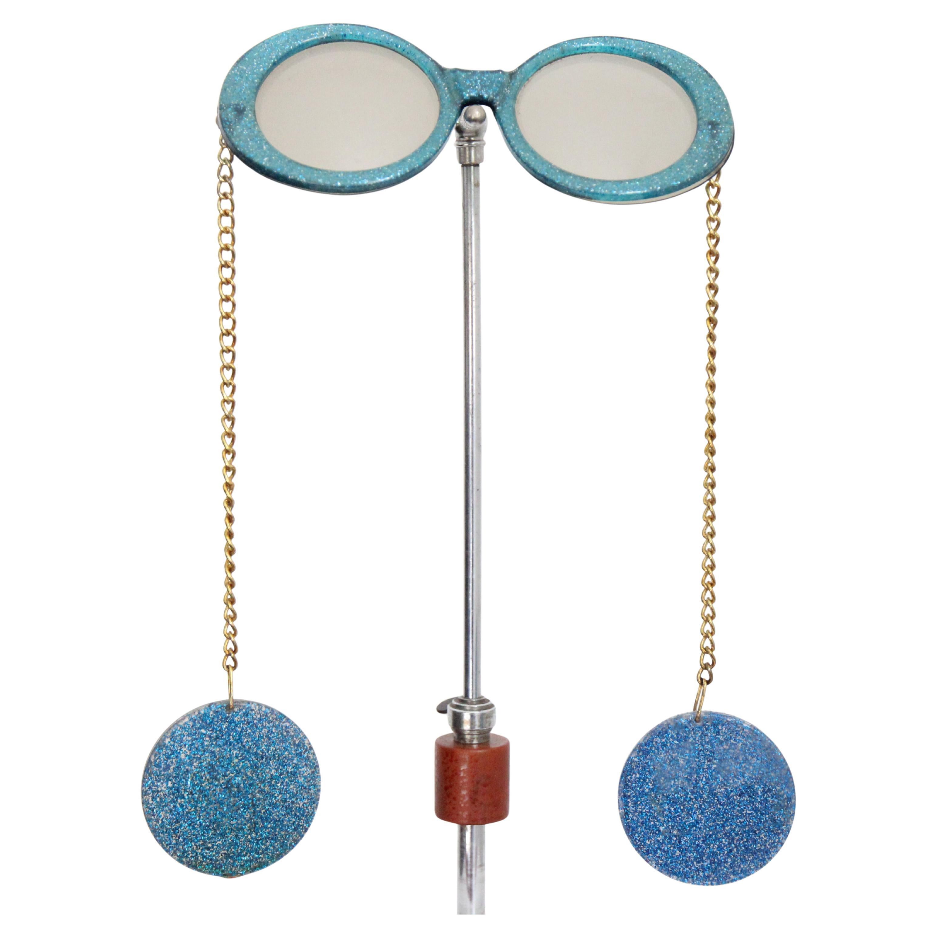 Vintage 1960's Pop Art Chain Sunglasses Mod Electric Blue Glitter Sunglasses en vente
