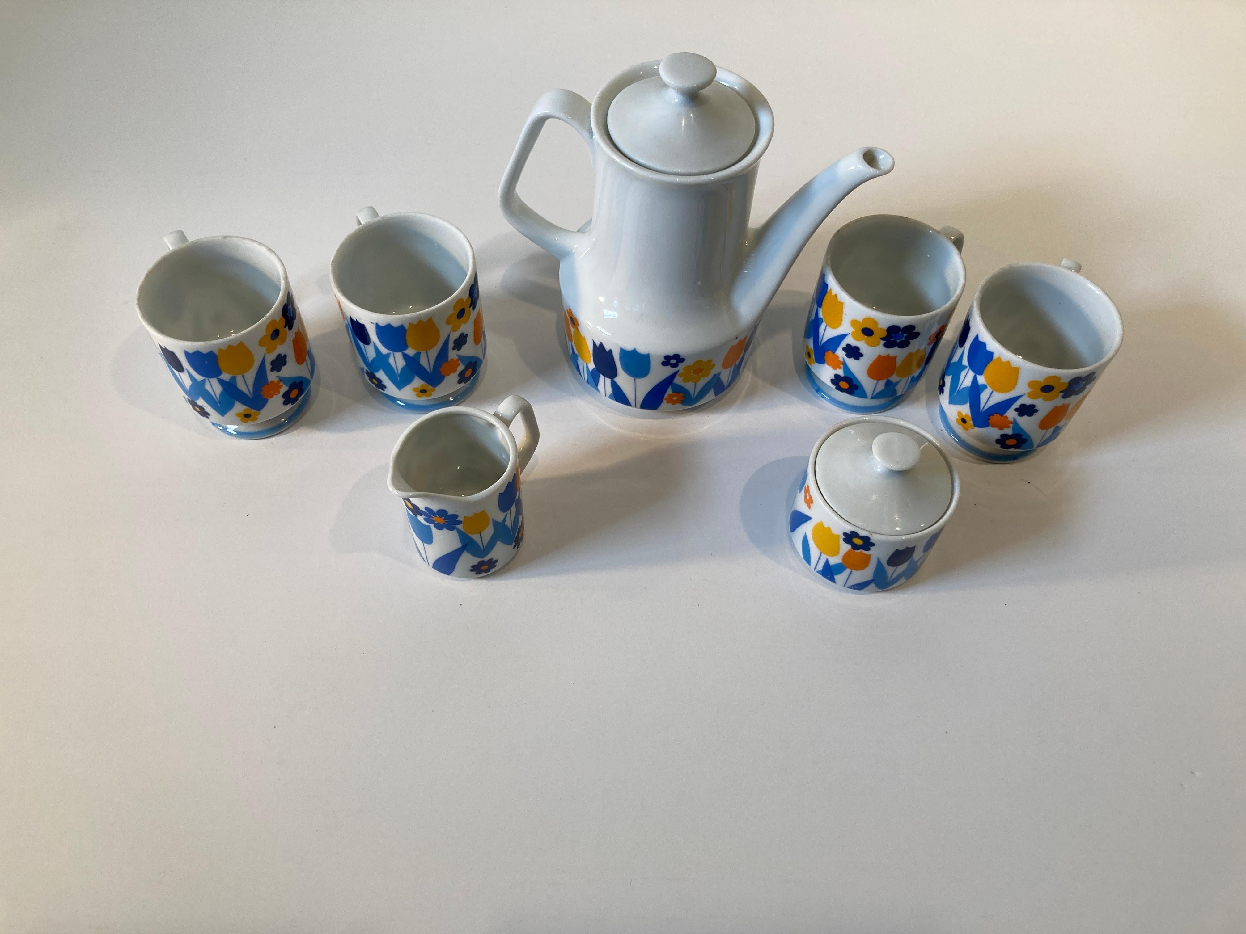 Vintage ENESCO JAPAN Mid Century Modern porcelain Coffee Set.
Beautiful set of 1 coffee or tea pot, 4 cups, sugar and creamer, in porcelain by Enesco Japan, in great condition no chips or cracks beautiful design.
Original 