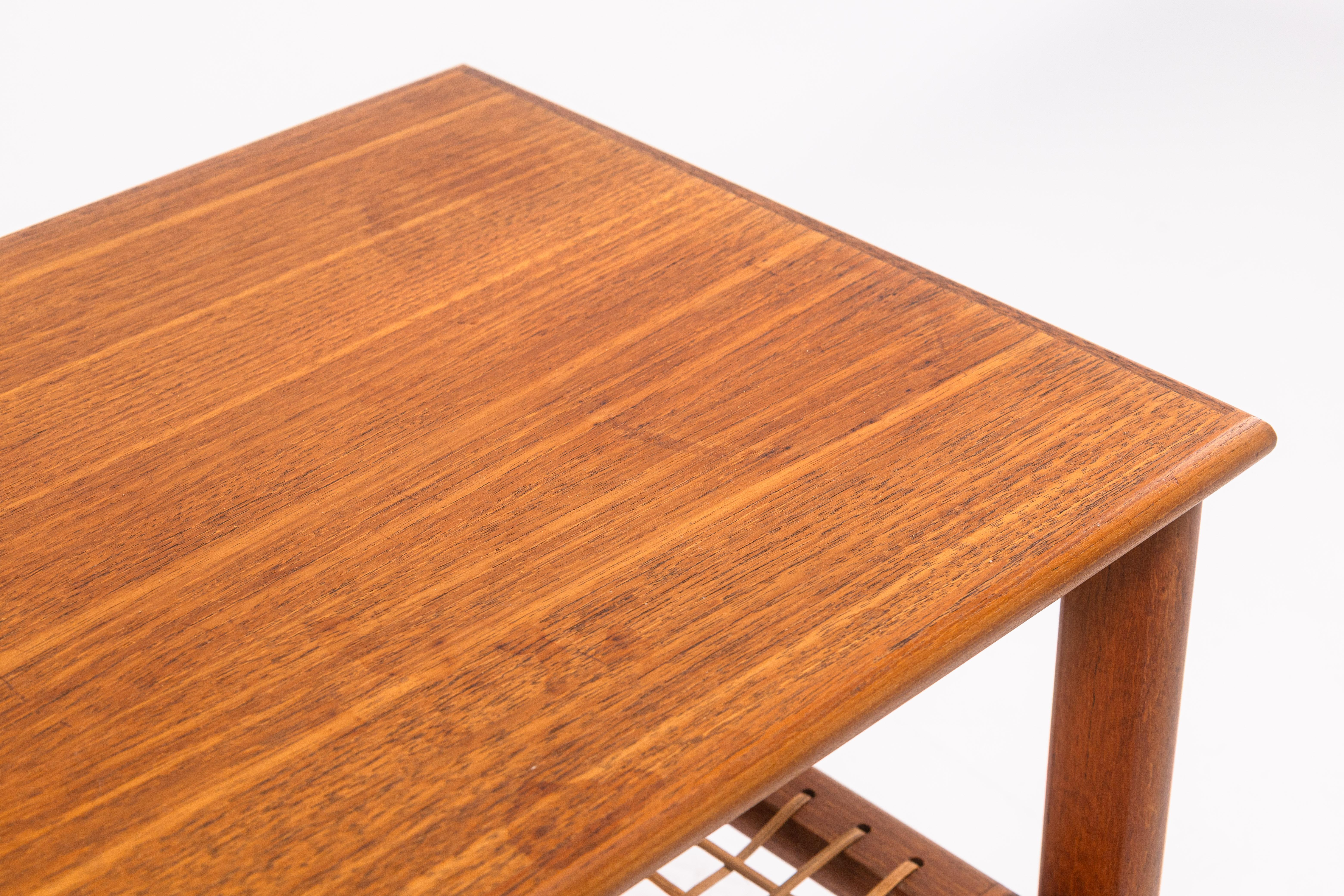 Mesa auxiliar de teca y ratán danesa vintage de los años 60 Poul Jensen para Selig Moderno de mediados de siglo en venta