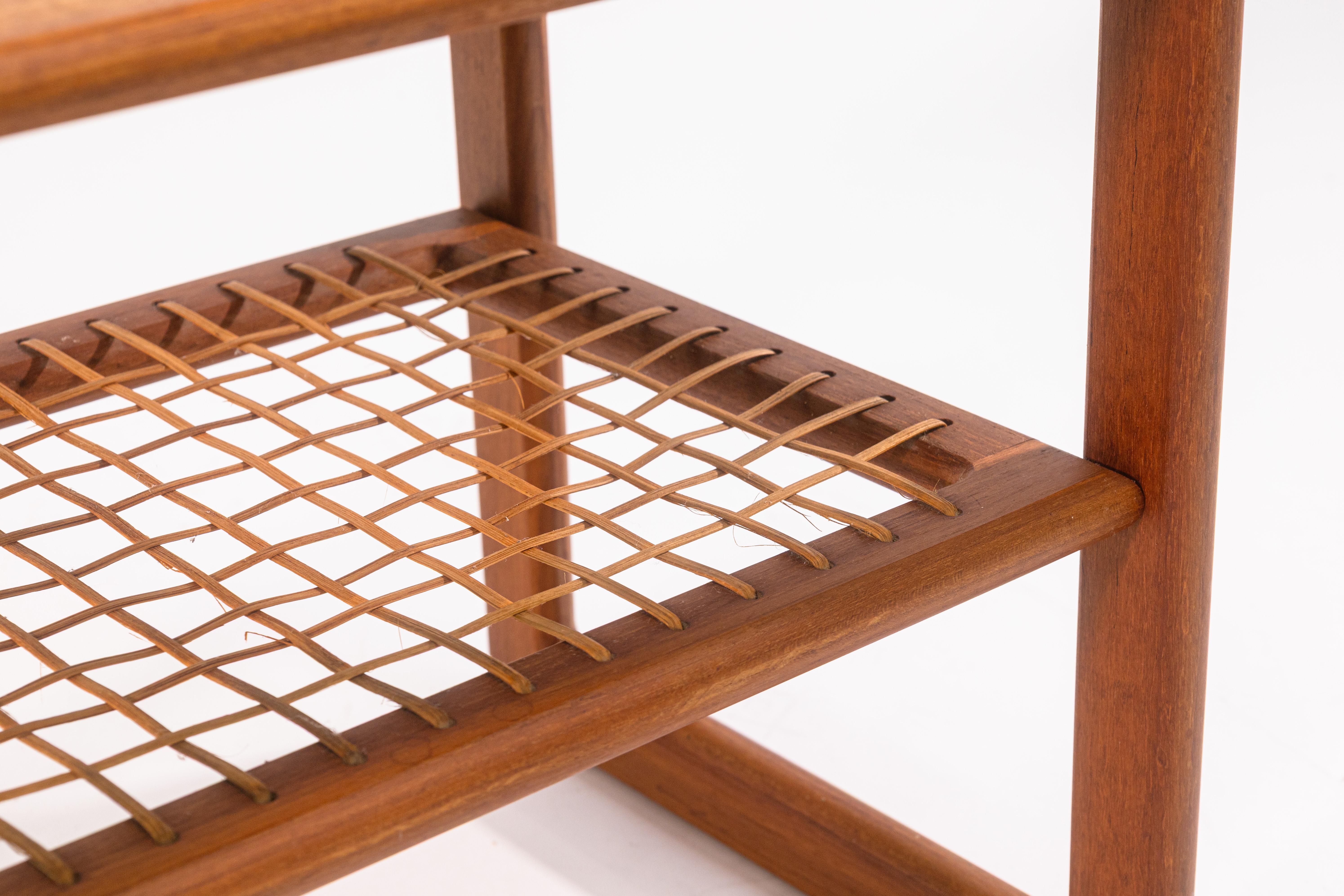 Mesa auxiliar de teca y ratán danesa vintage de los años 60 Poul Jensen para Selig Danés en venta