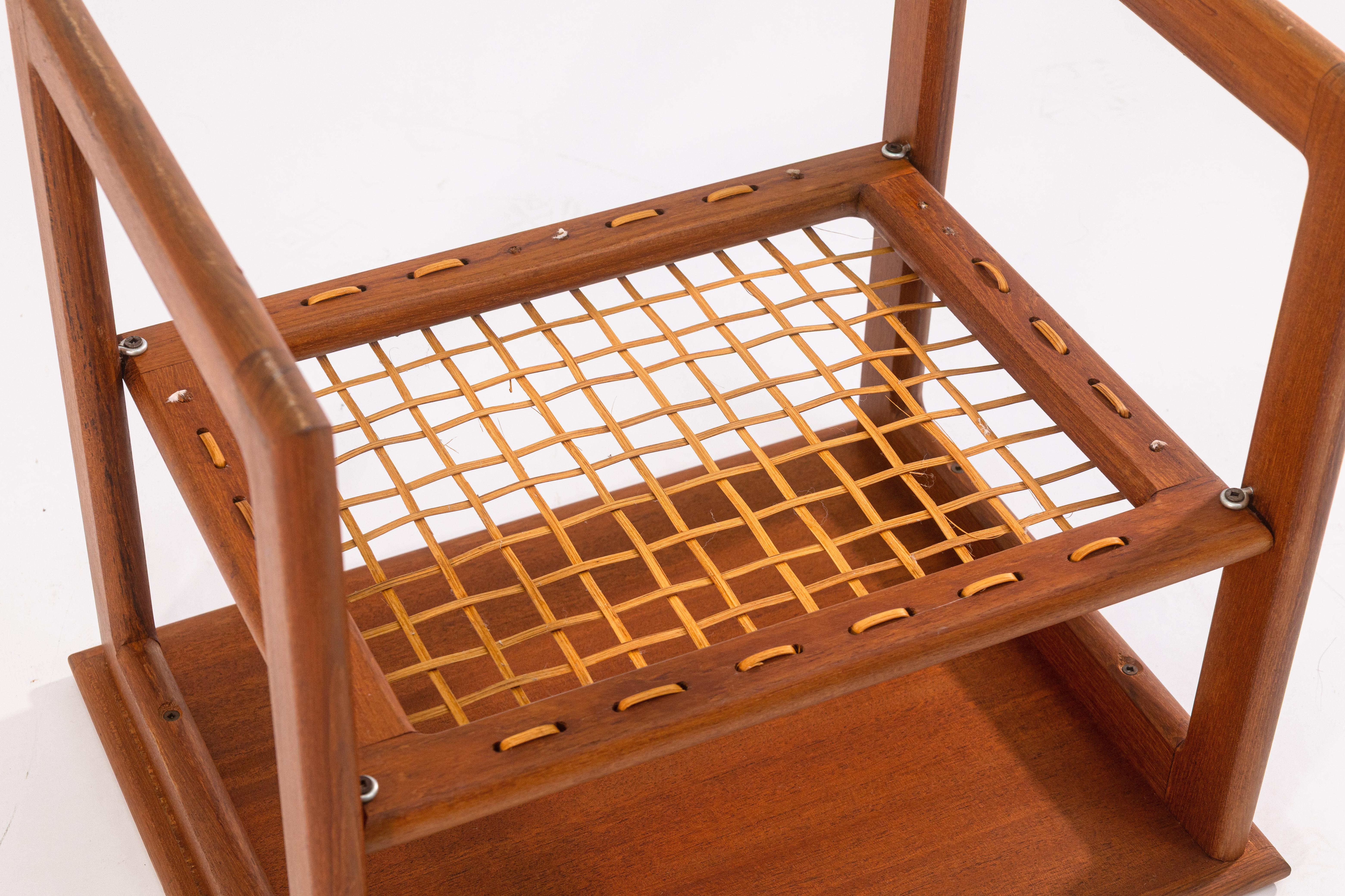 Mesa auxiliar de teca y ratán danesa vintage de los años 60 Poul Jensen para Selig Ratán en venta