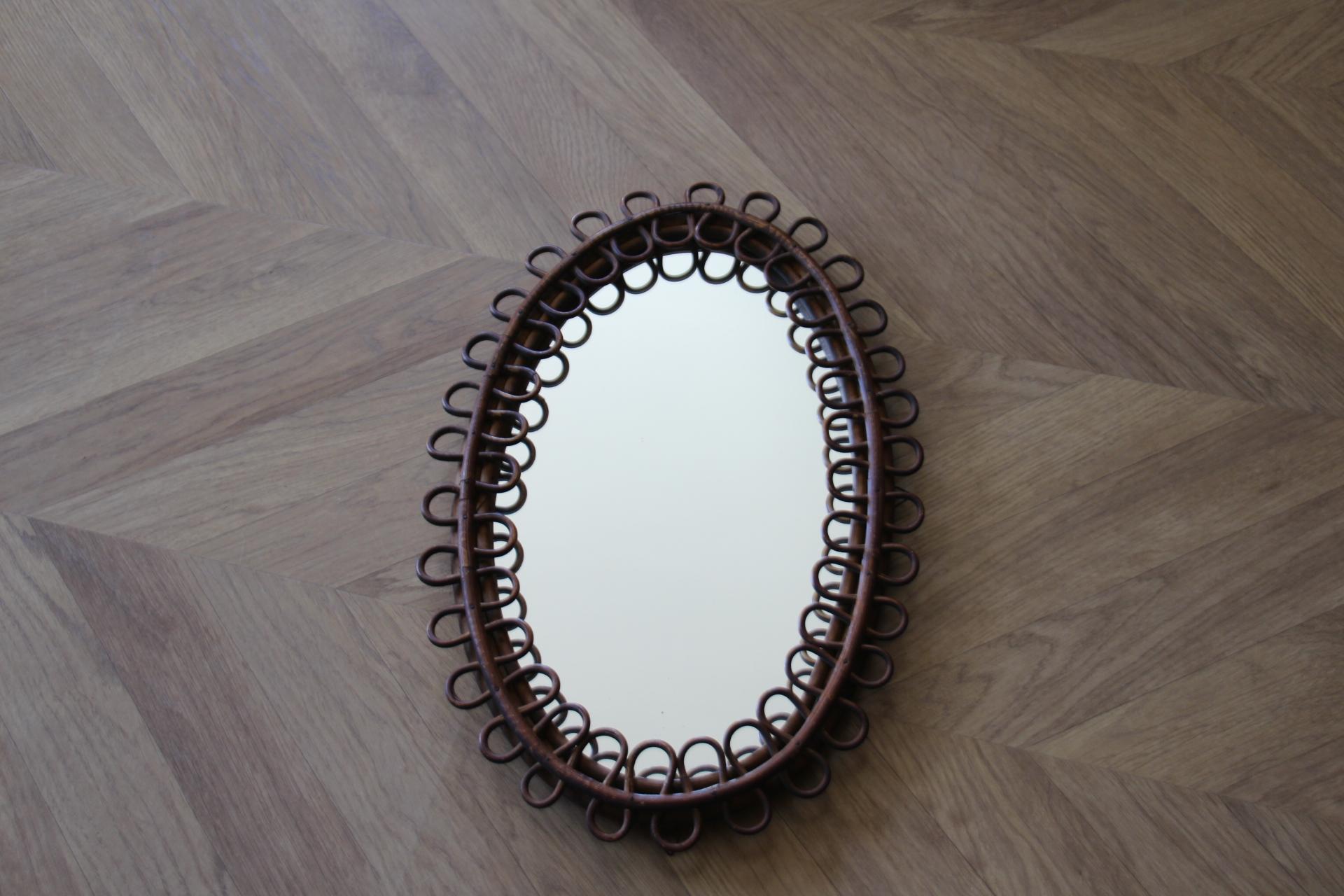Questo specchio molto decorativo è stato realizzato in Italia negli anni Sessanta. È tipico di questo periodo ed è tutto originale. È stato realizzato a mano ed è in perfette condizioni. Ha una bella forma ovale. Inoltre può essere appeso in