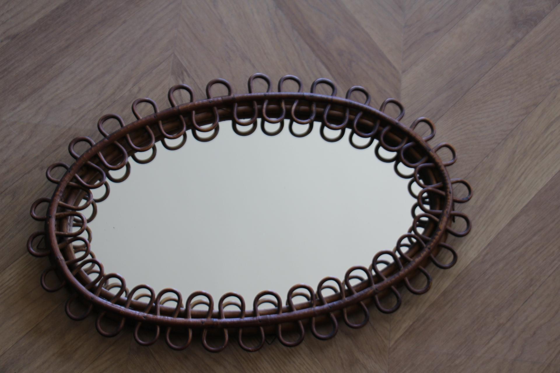 Mid-Century moderno Specchio da parete ovale in rattan e bambù vintage del 1960 di Franco Albini in vendita