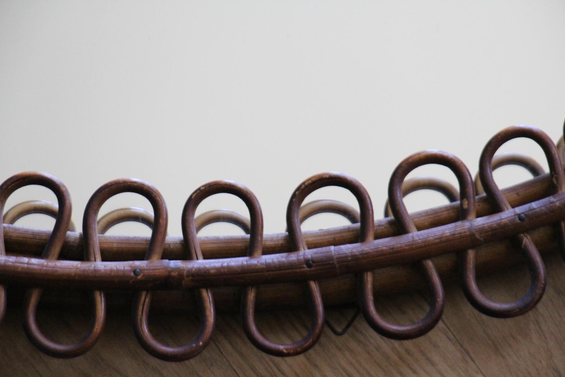 Italiano Specchio da parete ovale in rattan e bambù vintage del 1960 di Franco Albini in vendita