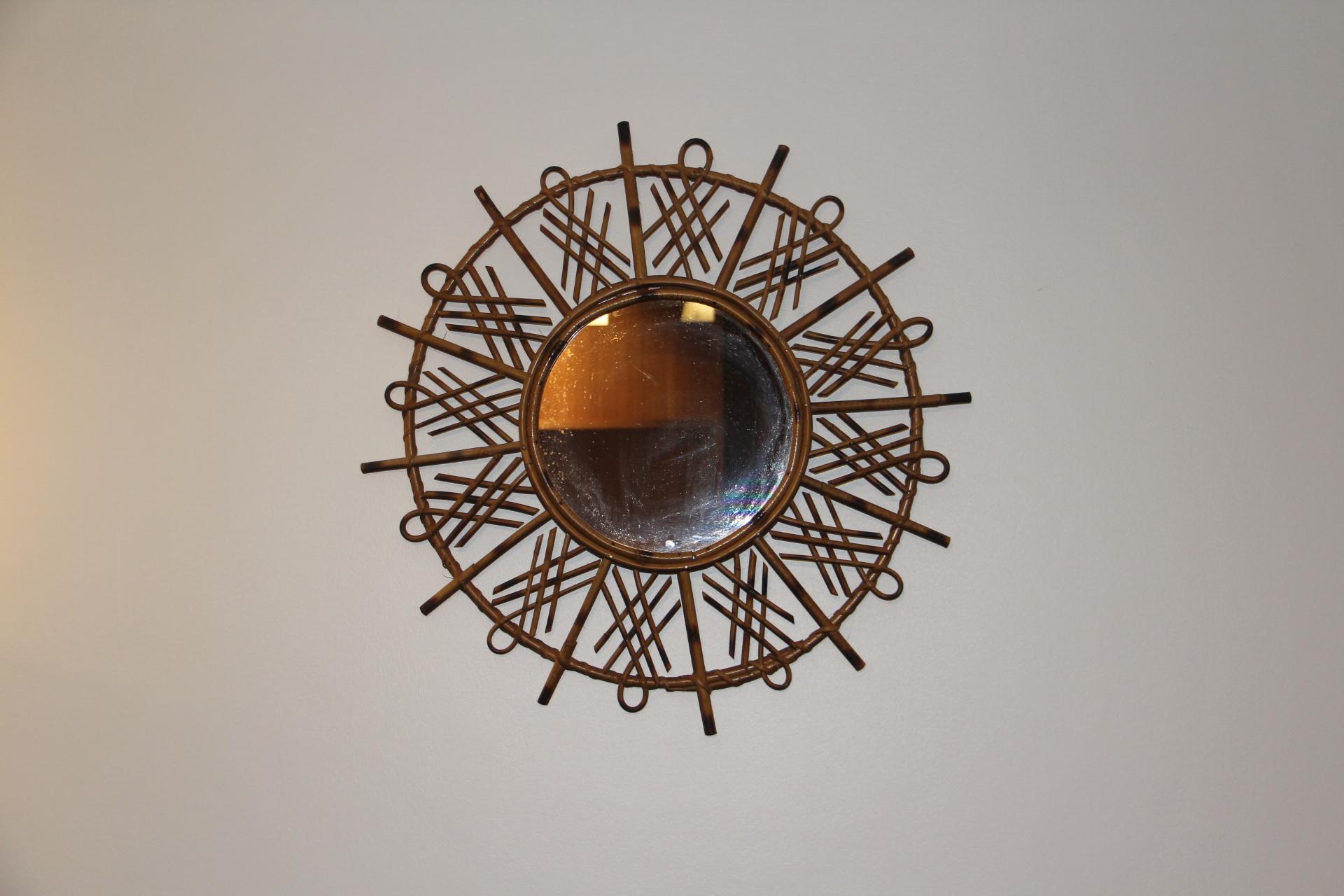 Questo specchio molto decorativo è stato realizzato in Italia negli anni Sessanta. È tipico di questo periodo ed è tutto originale. È stato lavorato a mano ed è in perfette condizioni. Ha una bella forma rotonda e sembra un fiore. Questo tipo di