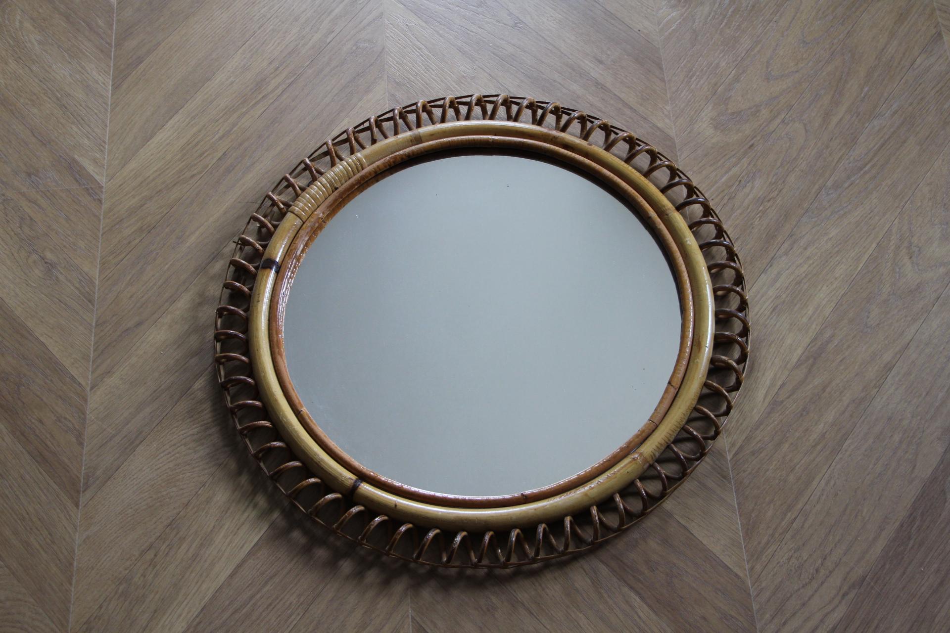 Questo specchio molto decorativo è stato realizzato in Italia negli anni Sessanta. È tipico di questo periodo ed è tutto originale. È stato realizzato a mano ed è in perfette condizioni. Ha una bellissima forma rotonda. 
Può essere appeso alla