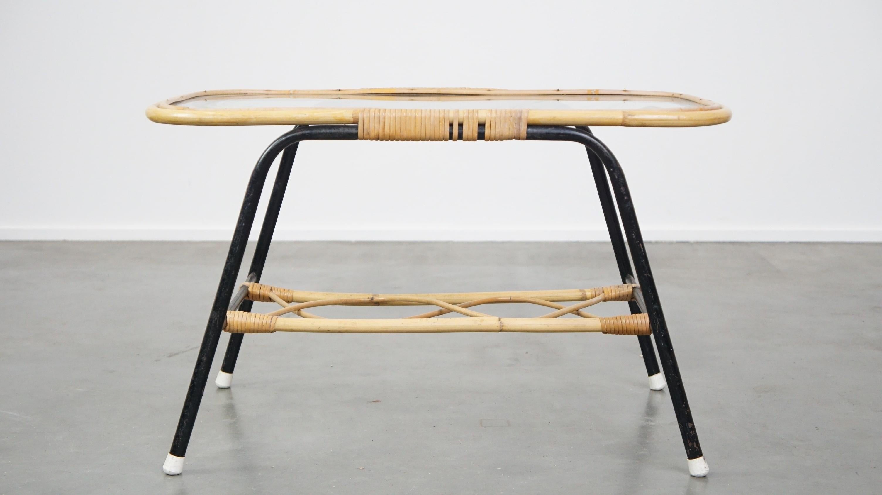 Cette jolie table basse vintage présente un plateau en verre et un magnifique cadre en métal noir. Il s'intègre facilement dans presque tous les styles d'intérieur, tant à l'intérieur qu'à l'extérieur. Vous pouvez utiliser cette table, par exemple,