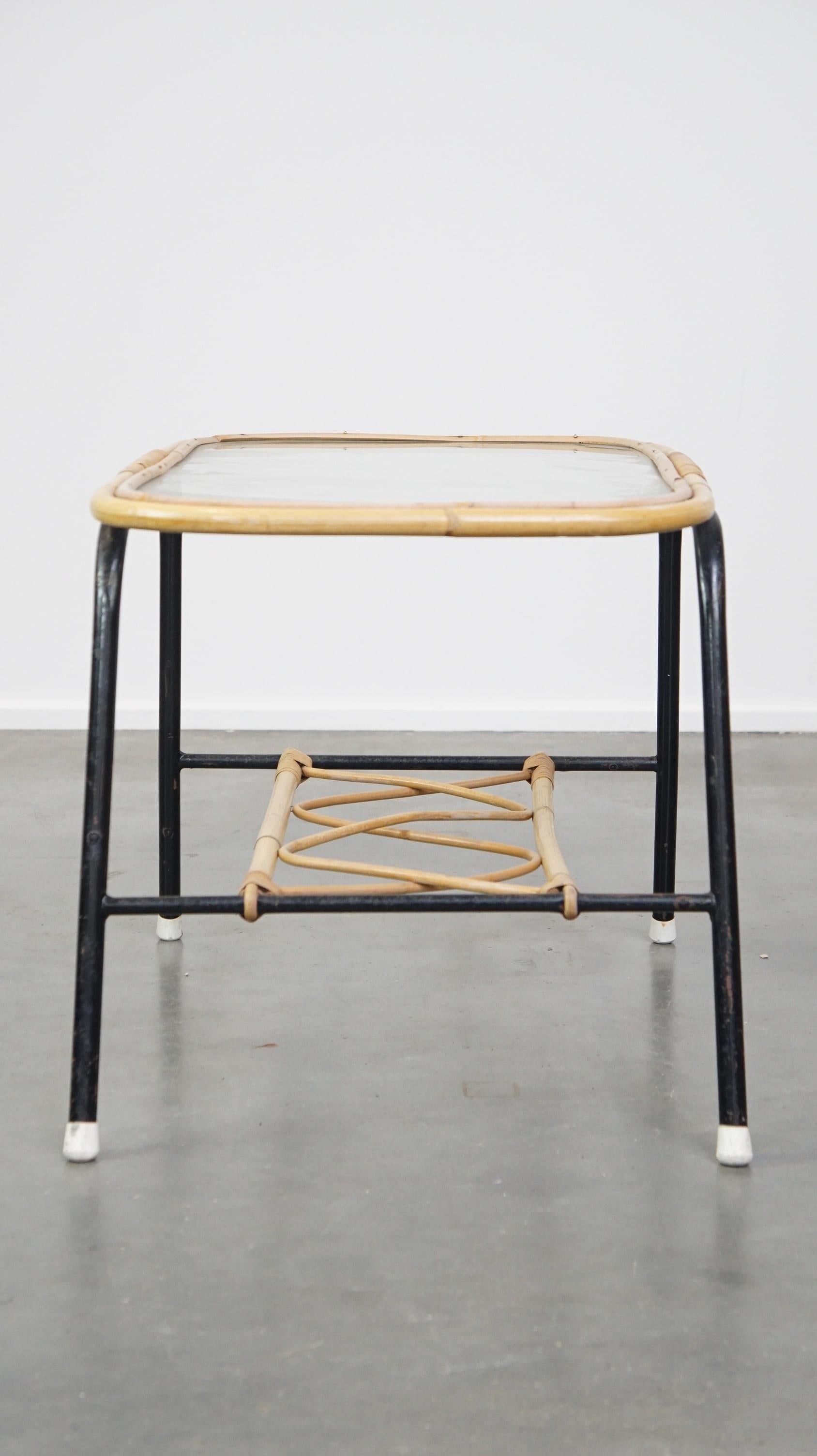Fait main Table basse vintage en rotin des années 1960 avec un plateau en verre et une structure en métal noir en vente