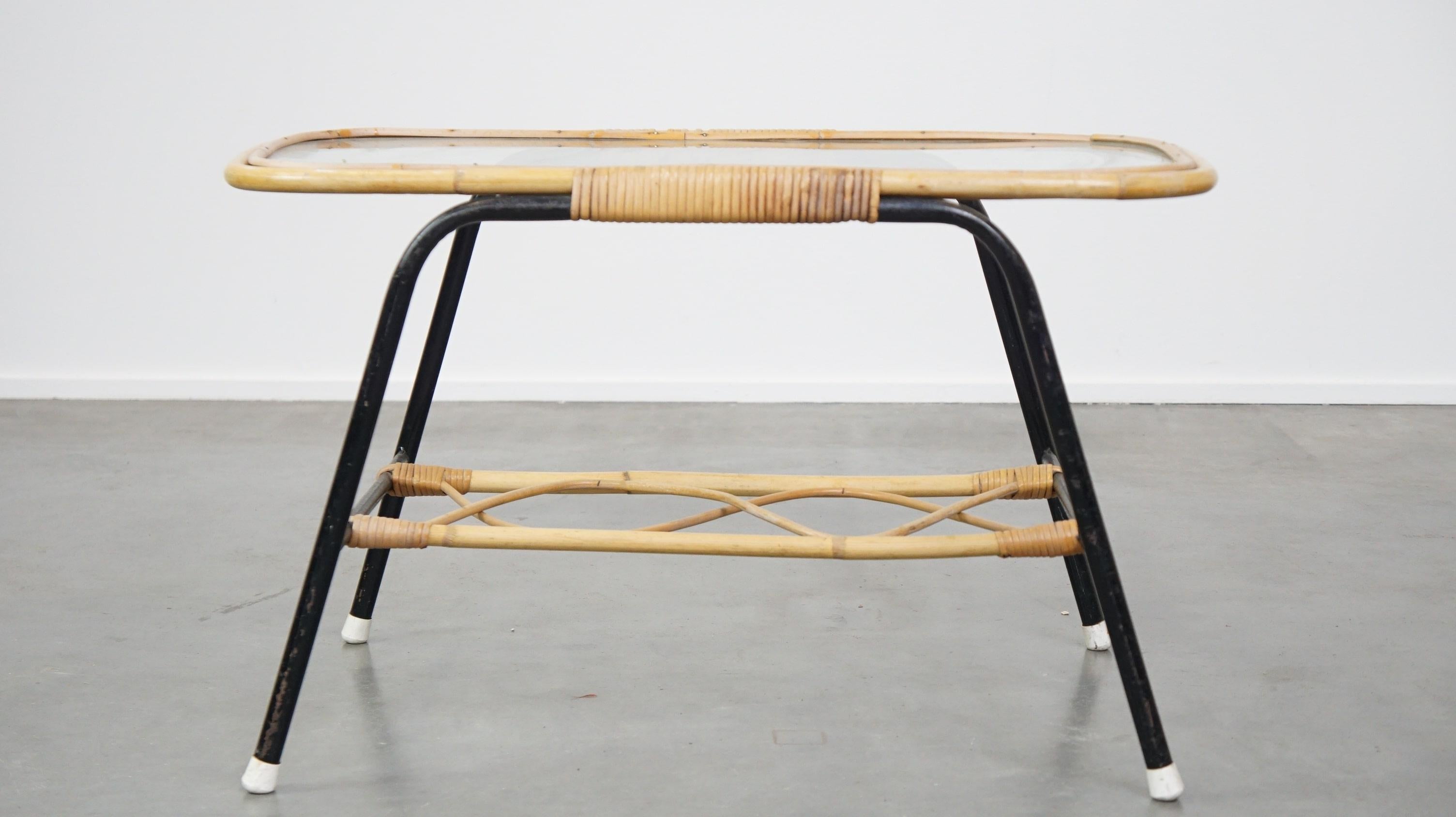 Table basse vintage en rotin des années 1960 avec un plateau en verre et une structure en métal noir Bon état - En vente à Harderwijk, NL