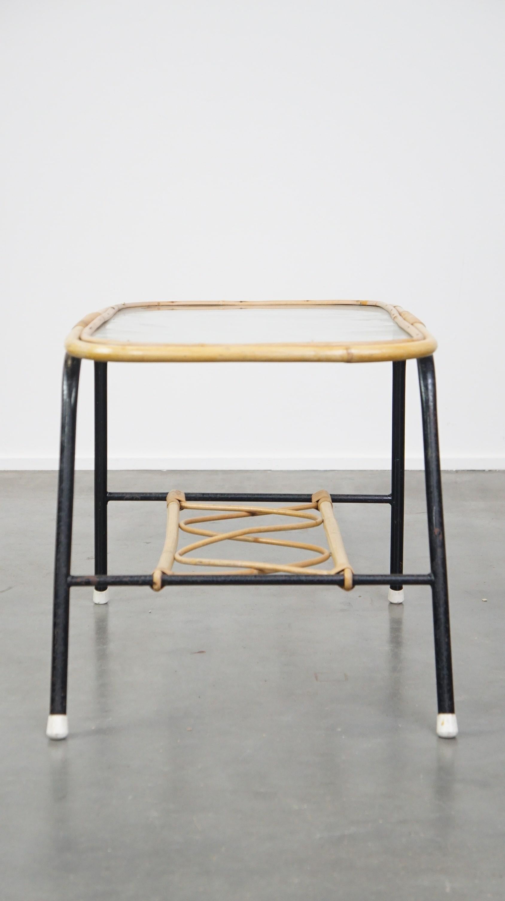 Milieu du XXe siècle Table basse vintage en rotin des années 1960 avec un plateau en verre et une structure en métal noir en vente