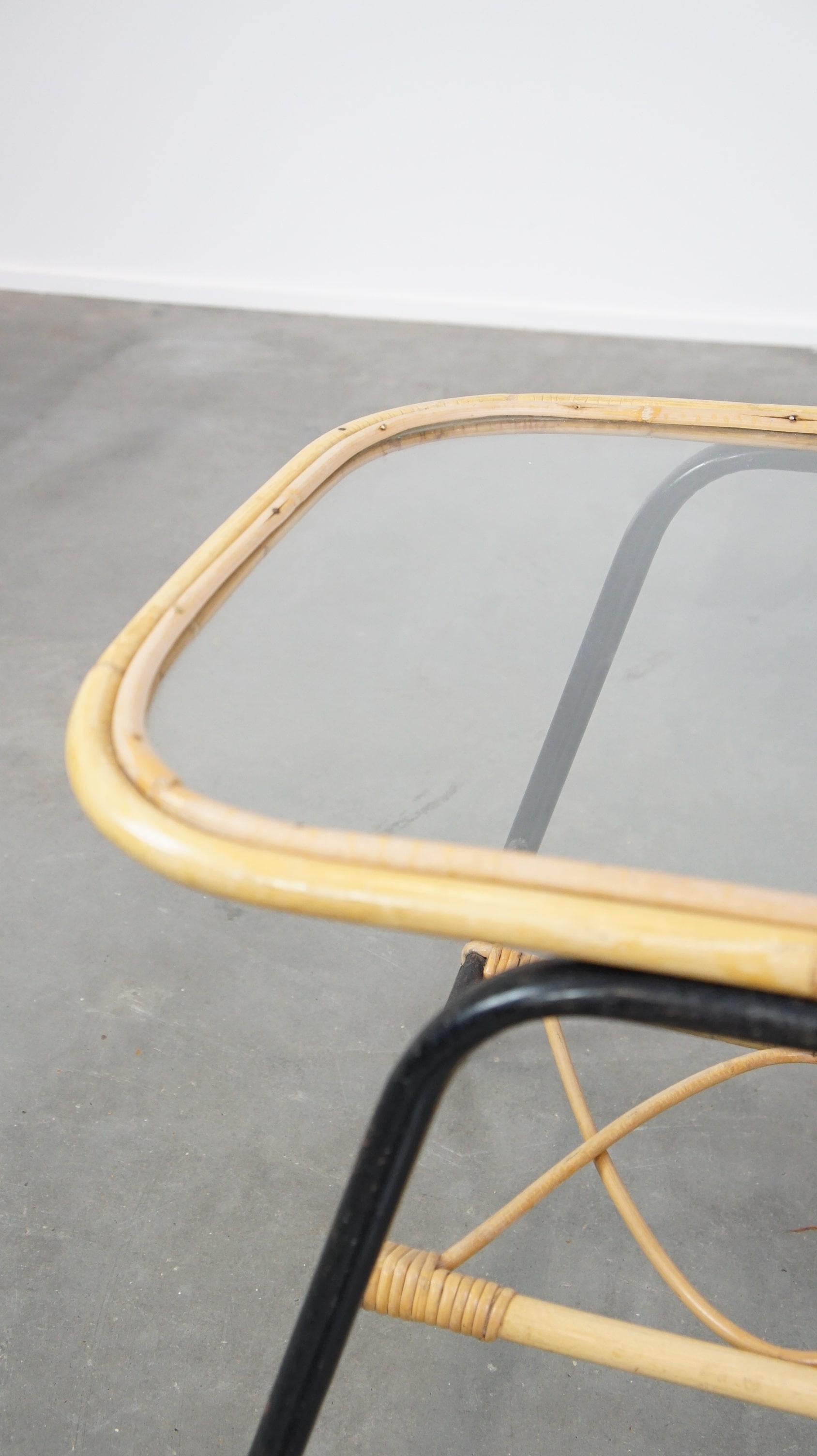 Table basse vintage en rotin des années 1960 avec un plateau en verre et une structure en métal noir en vente 3