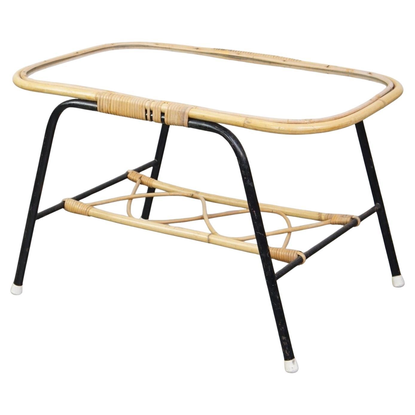 Table basse vintage en rotin des années 1960 avec un plateau en verre et une structure en métal noir