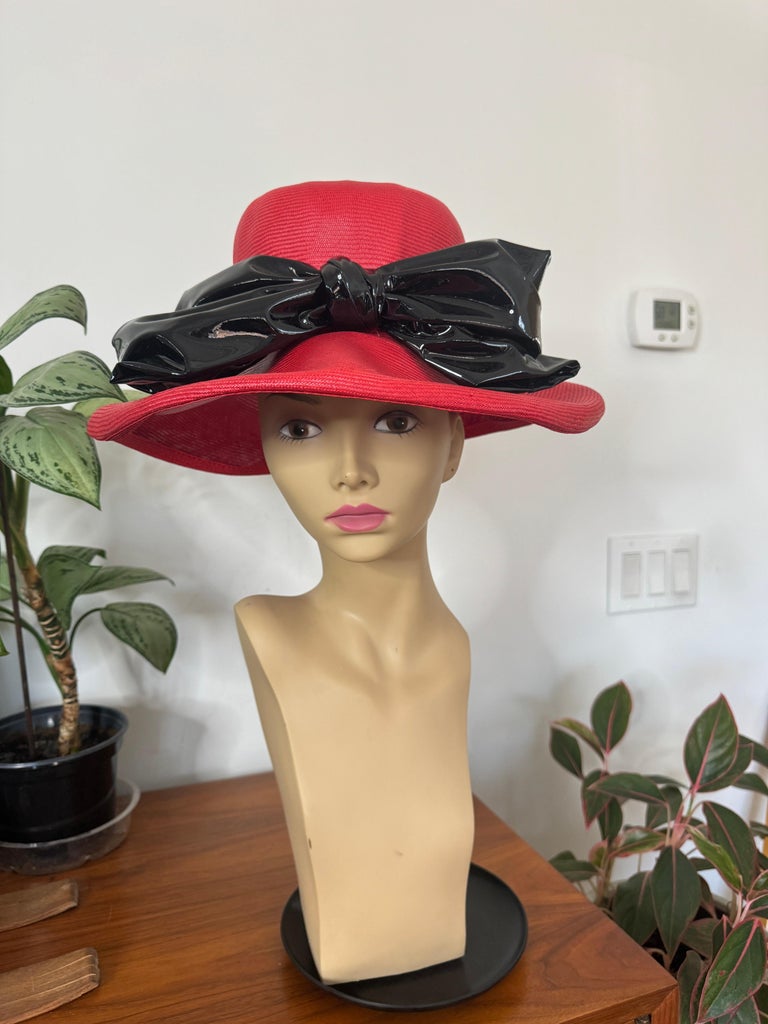 Red Straw Black Bow Derby Hat Vintage 1960s For Sale at  display picture 1