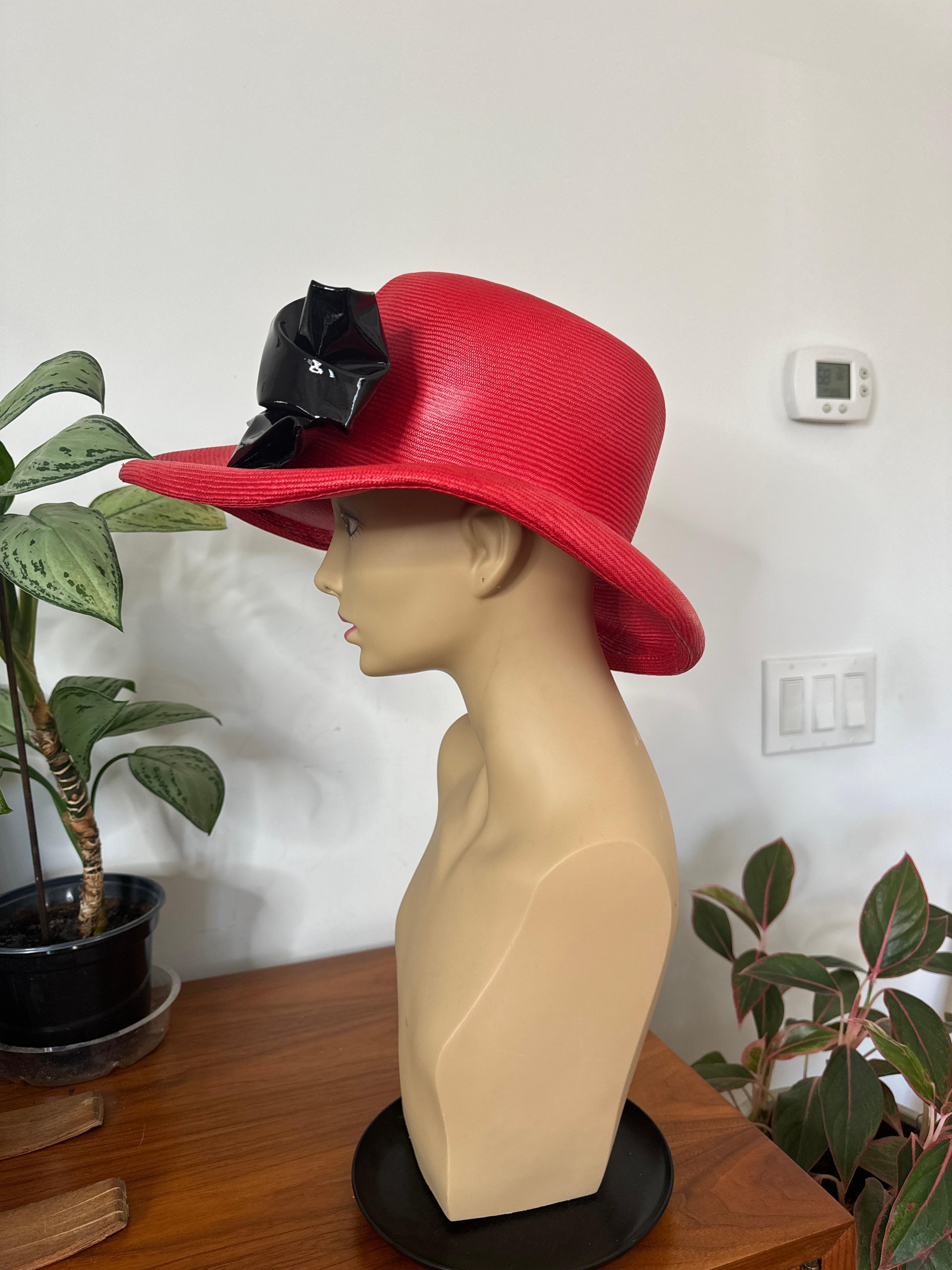 Schwarzer Stroh- Derby-Hut mit schwarzer Schleife, Vintage 1960er Jahre, rot im Angebot 2