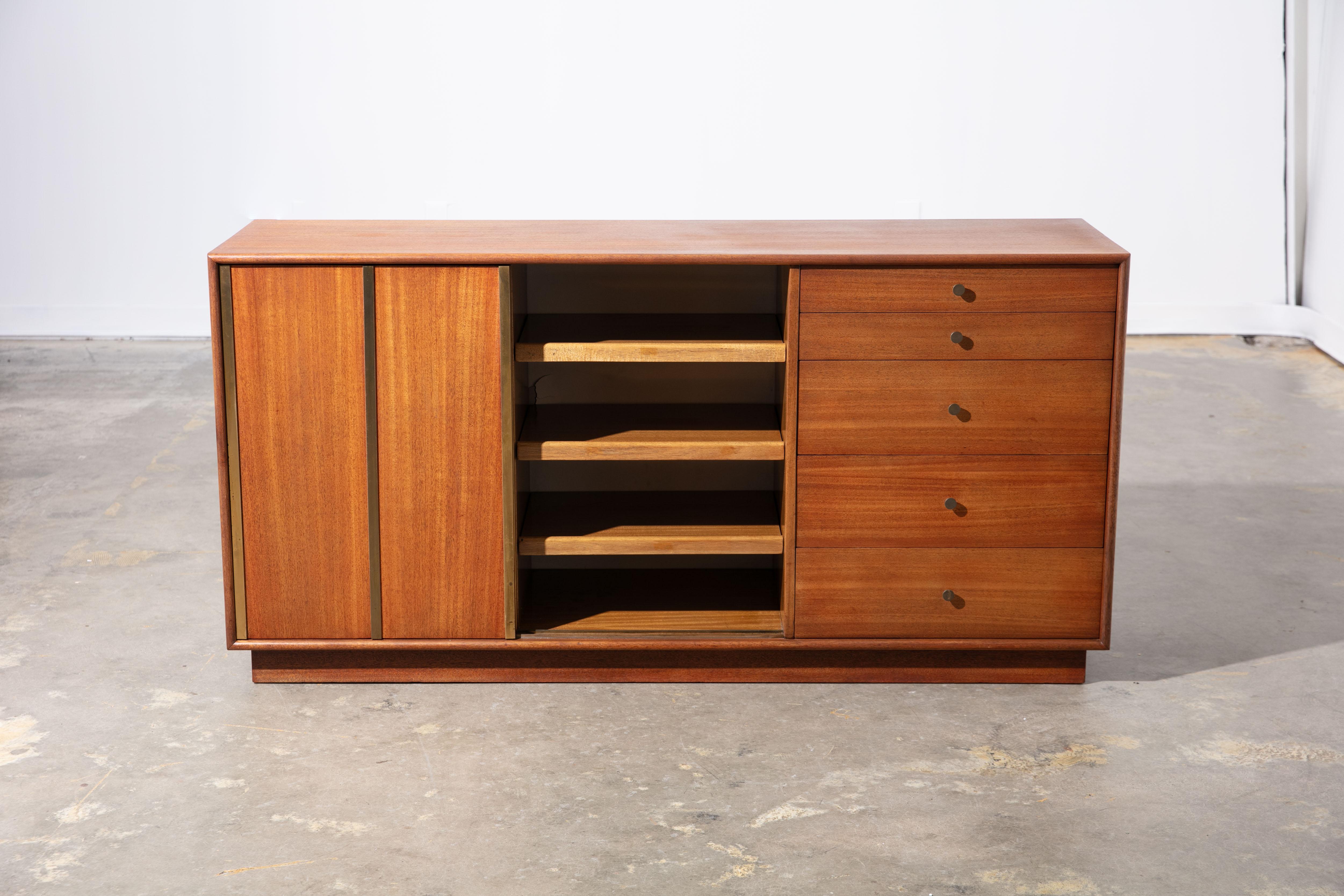 Commode vintage des années 1960, récemment restaurée, de style Mid-Century Modern par le maître du design américain Harvey Probber. Marqué à l'intérieur du tiroir supérieur. Les portes coulissantes révèlent des tiroirs et des étagères coulissantes.