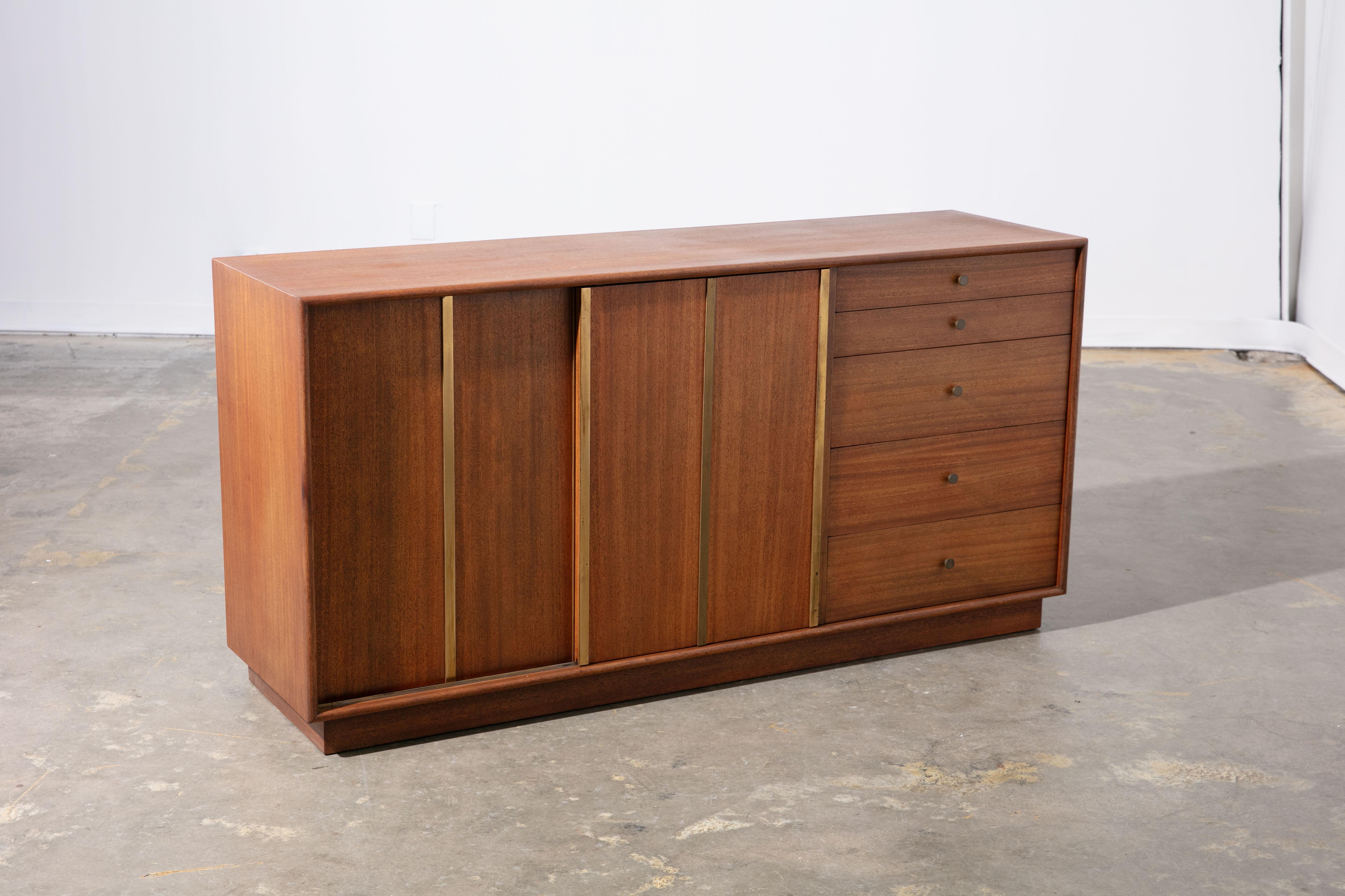 Mid-Century Modern Robe Harvey Probber restaurée des années 1960 avec portes coulissantes en vente