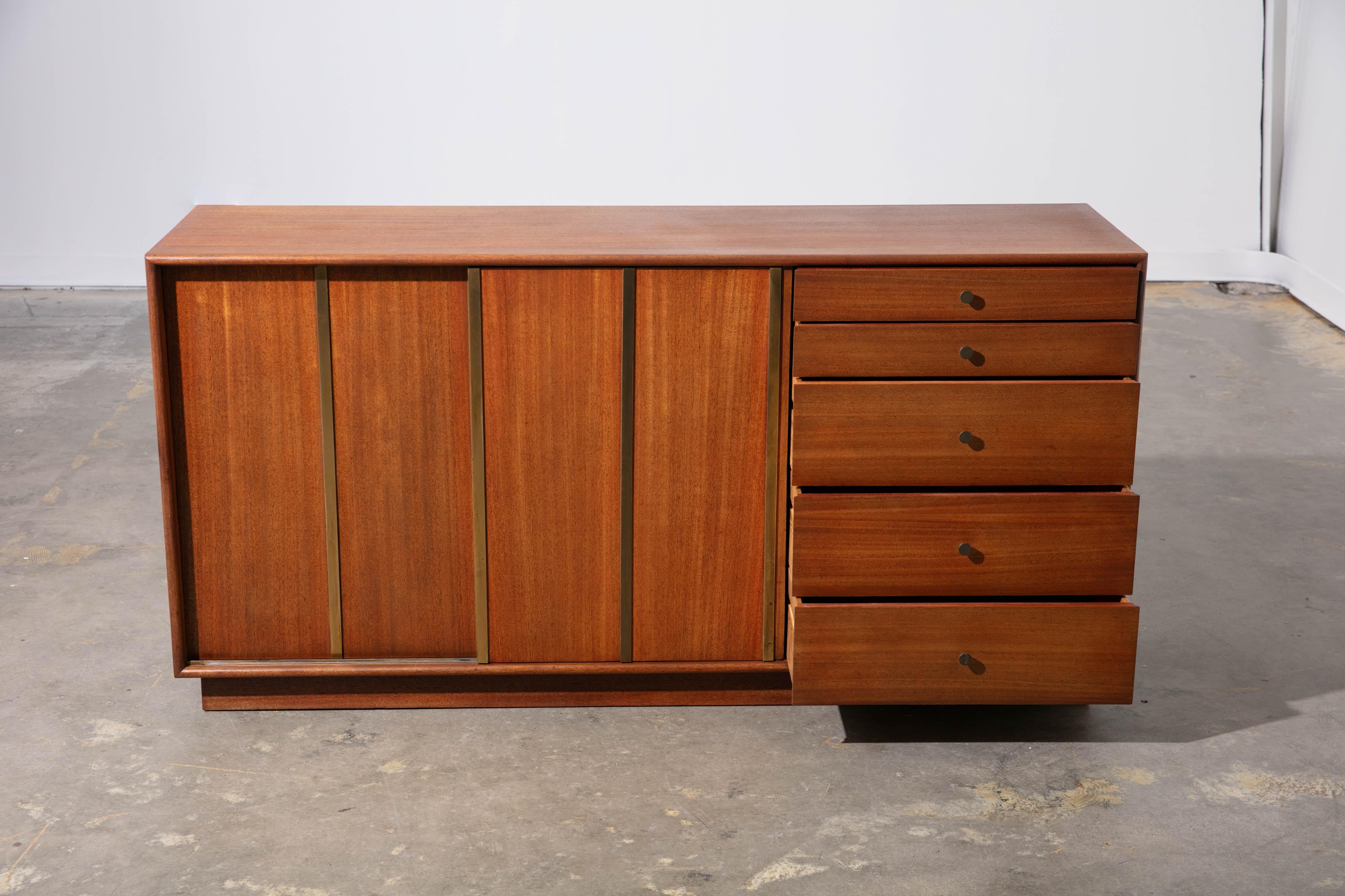 Robe Harvey Probber restaurée des années 1960 avec portes coulissantes en vente 2