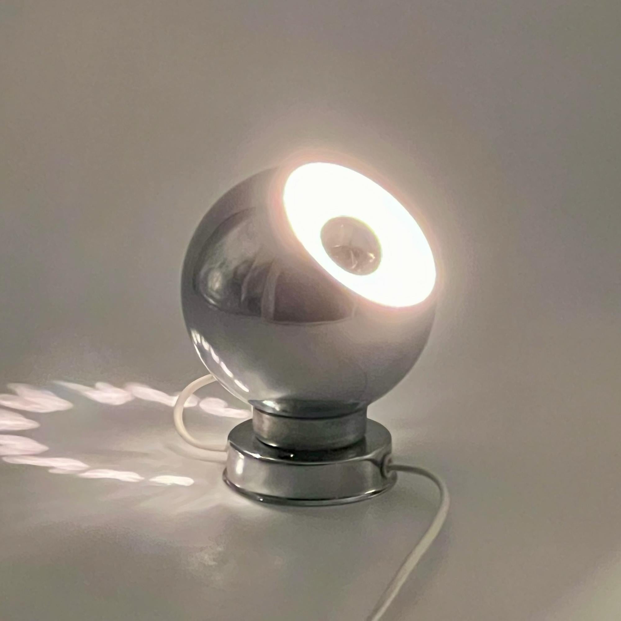Step back into the stylish 1960s with the iconic Reggiani Eyeball Lamp. Crafted from chromed metal, this vintage piece exemplifies mid-century modern design and offers versatile functionality. With its original ‘Lampadari Reggiani’ label, this lamp