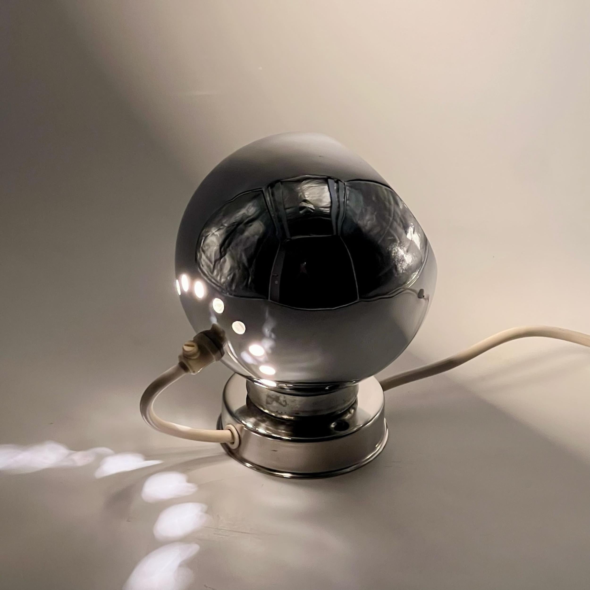 Italiano Lampada a bulbo oculare cromata Reggiani degli anni '60 - MCM Design-Light in vendita