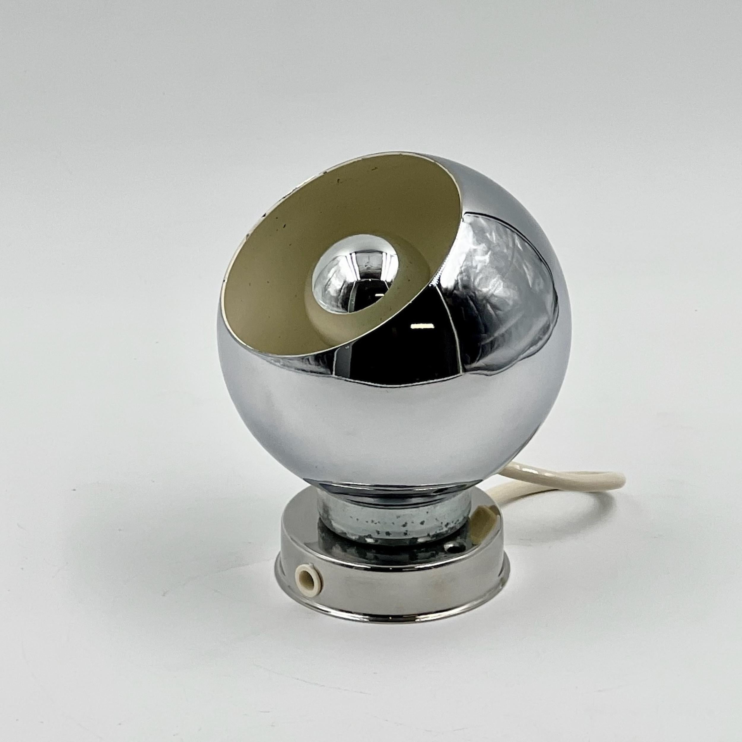 Metà XX secolo Lampada a bulbo oculare cromata Reggiani degli anni '60 - MCM Design-Light in vendita