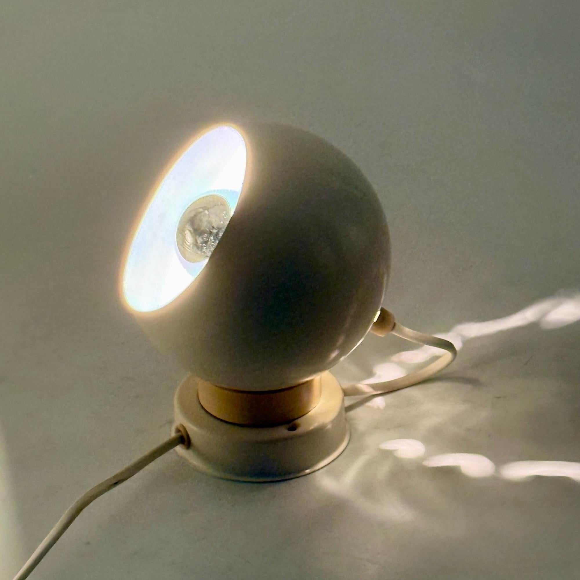 Lampada a forma di bulbo oculare in avorio Reggiani del 1960 - MCM Design Italian Lamp in vendita 4