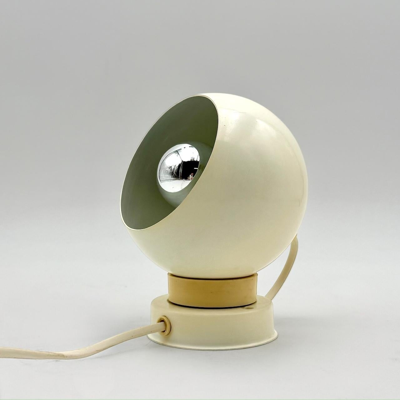 Space Age Lampada a forma di bulbo oculare in avorio Reggiani del 1960 - MCM Design Italian Lamp in vendita