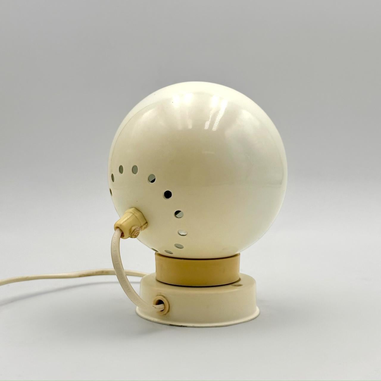 Italiano Lampada a forma di bulbo oculare in avorio Reggiani del 1960 - MCM Design Italian Lamp in vendita