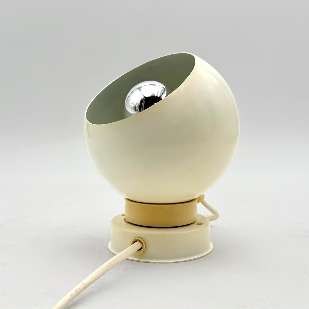 Metallo Lampada a forma di bulbo oculare in avorio Reggiani del 1960 - MCM Design Italian Lamp in vendita