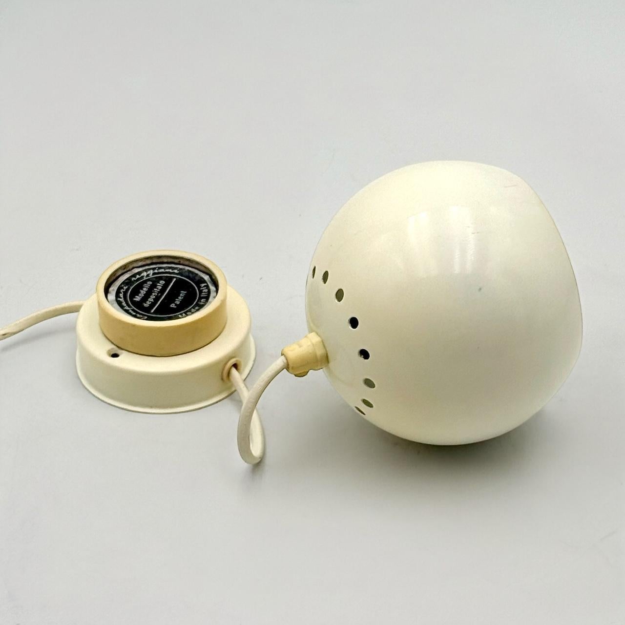 Lampada a forma di bulbo oculare in avorio Reggiani del 1960 - MCM Design Italian Lamp in vendita 2