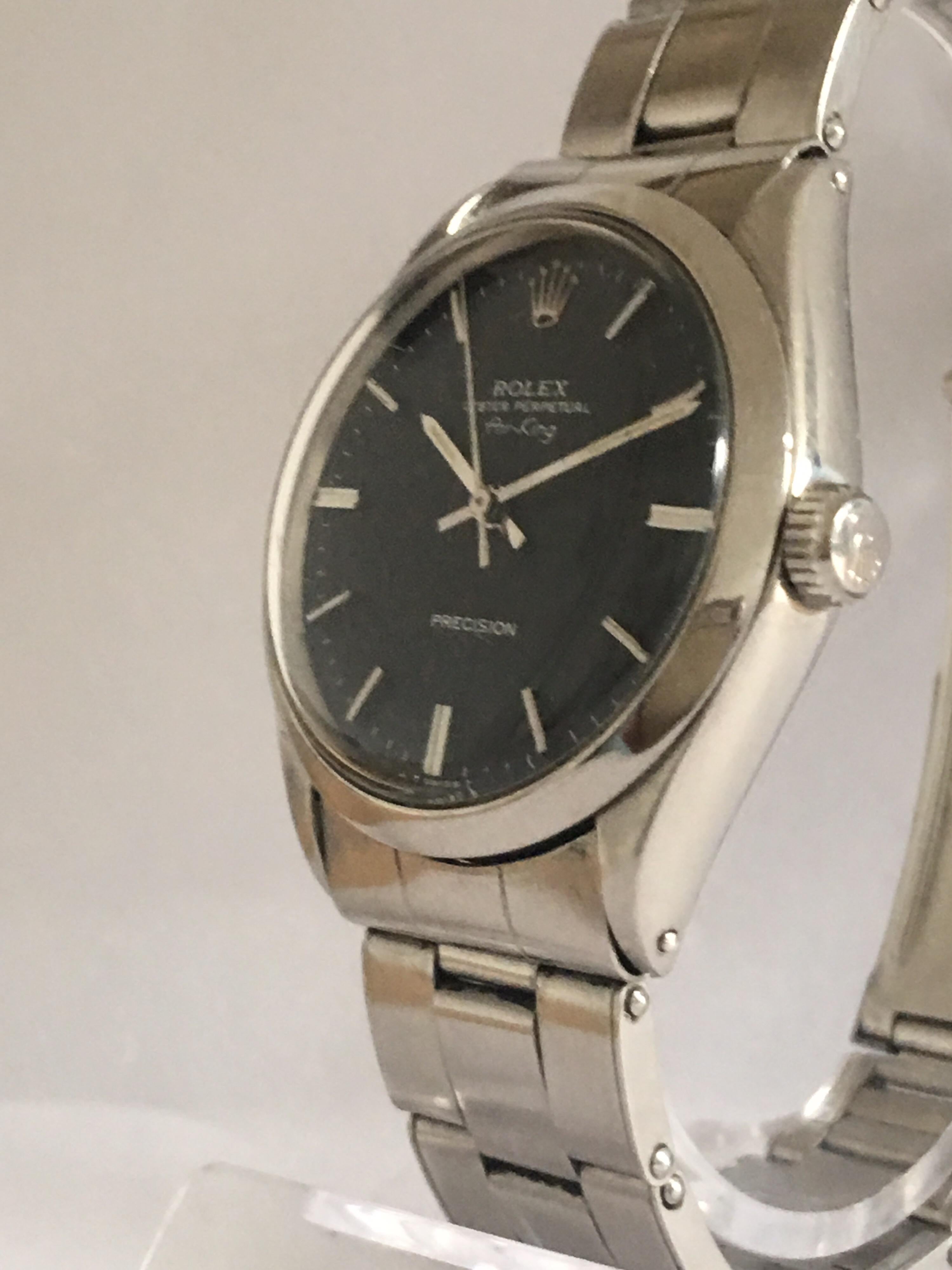 This 34mm Classic and Elegant Vintage Hand-winding watch is in Good Working order and in a well look after  condition for its Age. some tiny scratches on the strap and the glass

Please study the images carefully as form part of the description. 