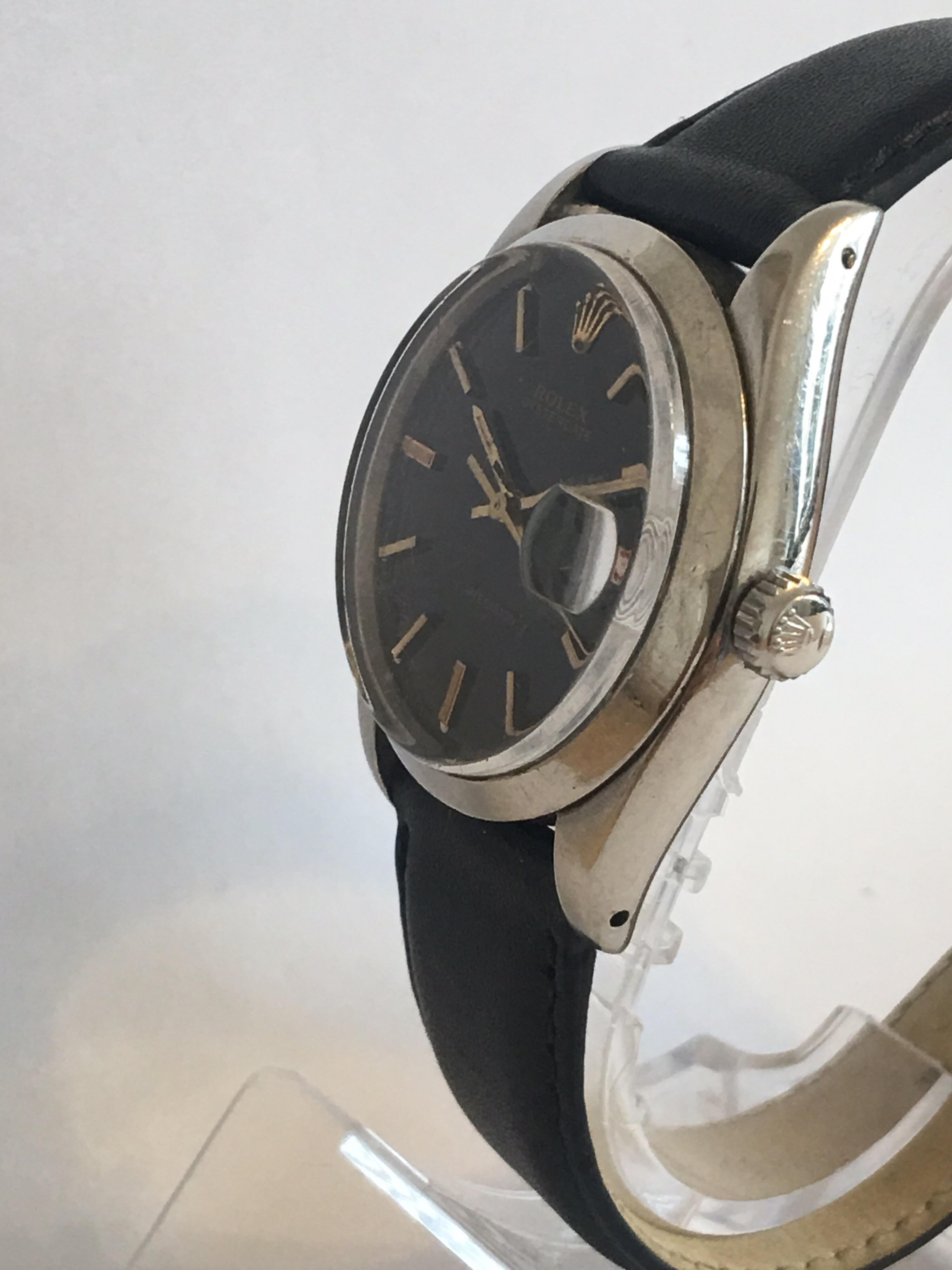This Classic & Elegant Manual Watch is in Good Working condition and is ticking well with its swift second. Visible tiny scratches on the glass as shown on the images.

Please study the images carefully as form part of the description.