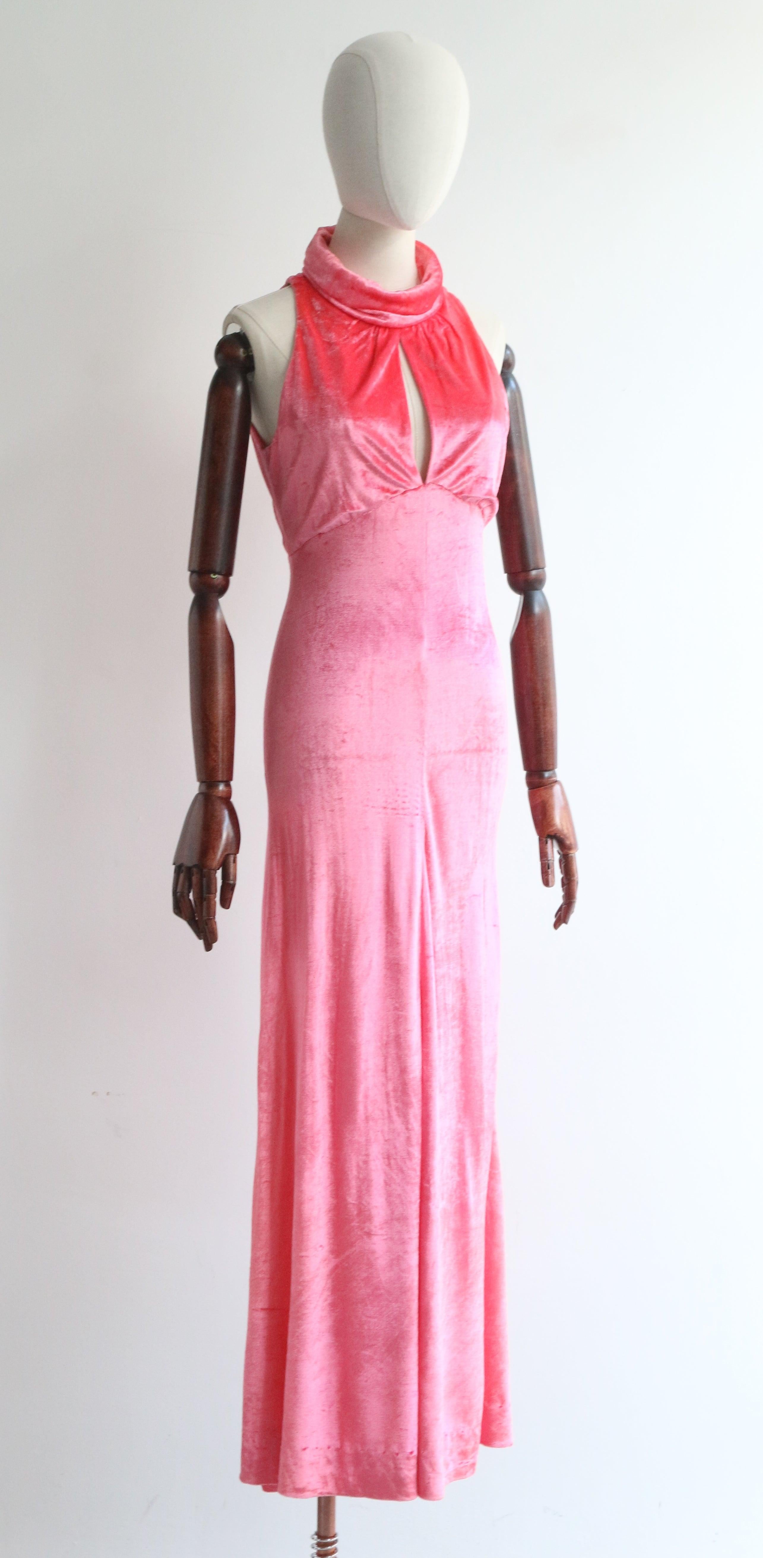 Robe de soirée rose des années 1960 avec encolure en trou de serrure rose GB 8 Pour femmes en vente