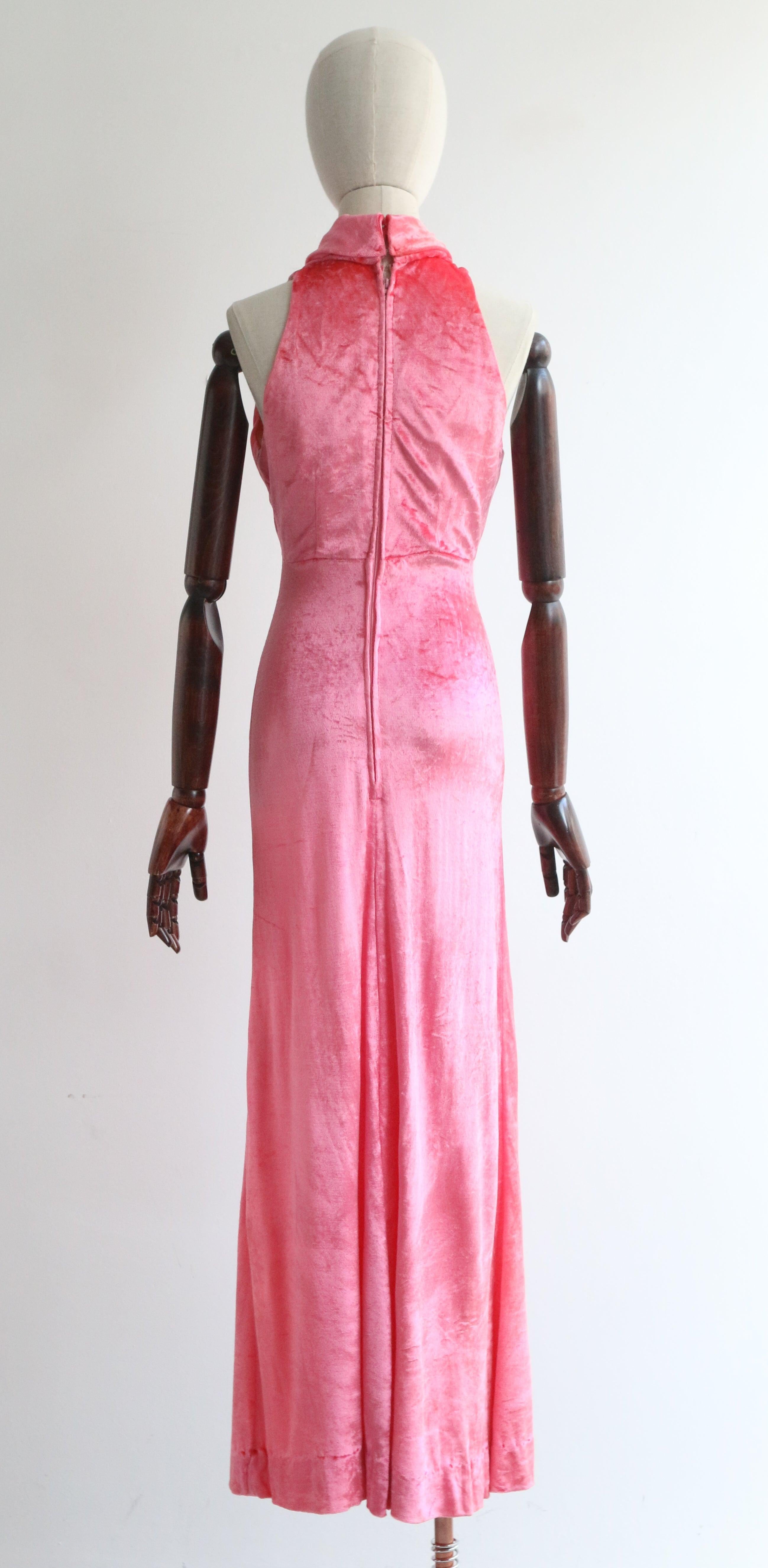 Robe de soirée rose des années 1960 avec encolure en trou de serrure rose GB 8 en vente 3