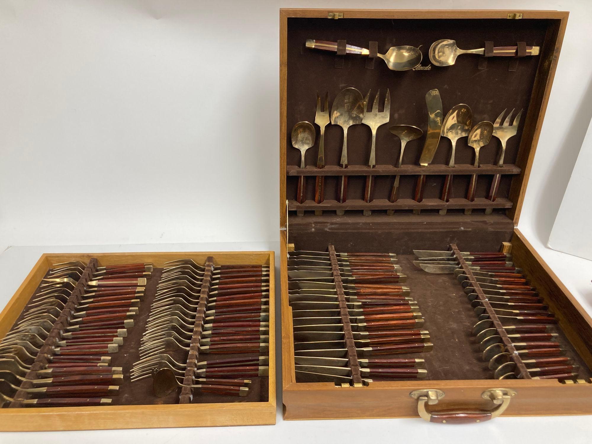 Vintage 1960s Rosewood and Bronze Flatware Set by Jean Claude 89 pieces.
Fabulous vintage rosewood and bronze 89 pieces service for eight with serving pieces.
It is vintage from the 1960's.
This is a beautiful 89 pieces set in the original wooden