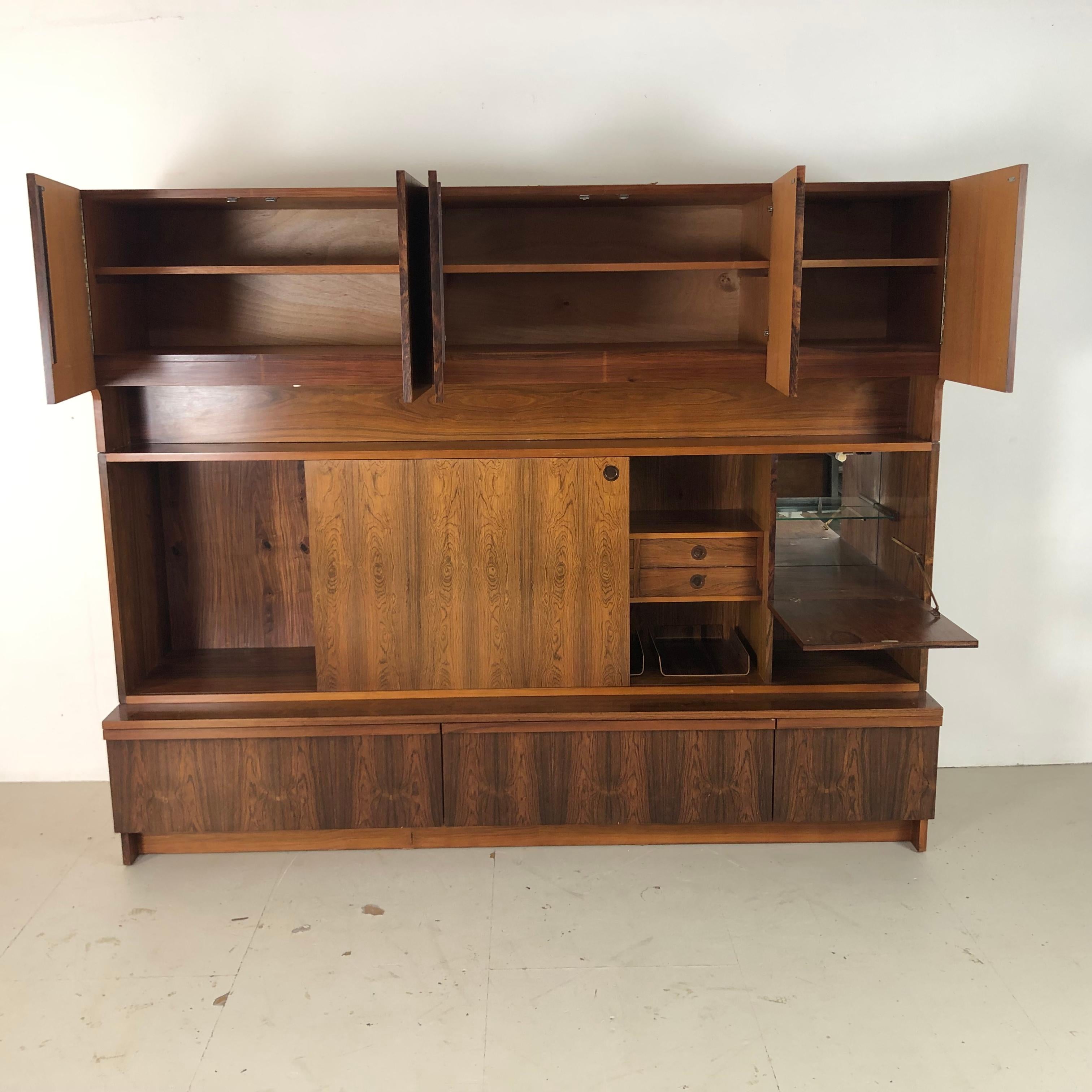 Magnificient rosewood wall unit sold in Heals by Robert Heritage for Archie Shine. Designed by Robert Heritage in 1957 and produced by Archie Shine, it has been fully polished and is in excellent condition.

It splits into 3 horizontal parts for
